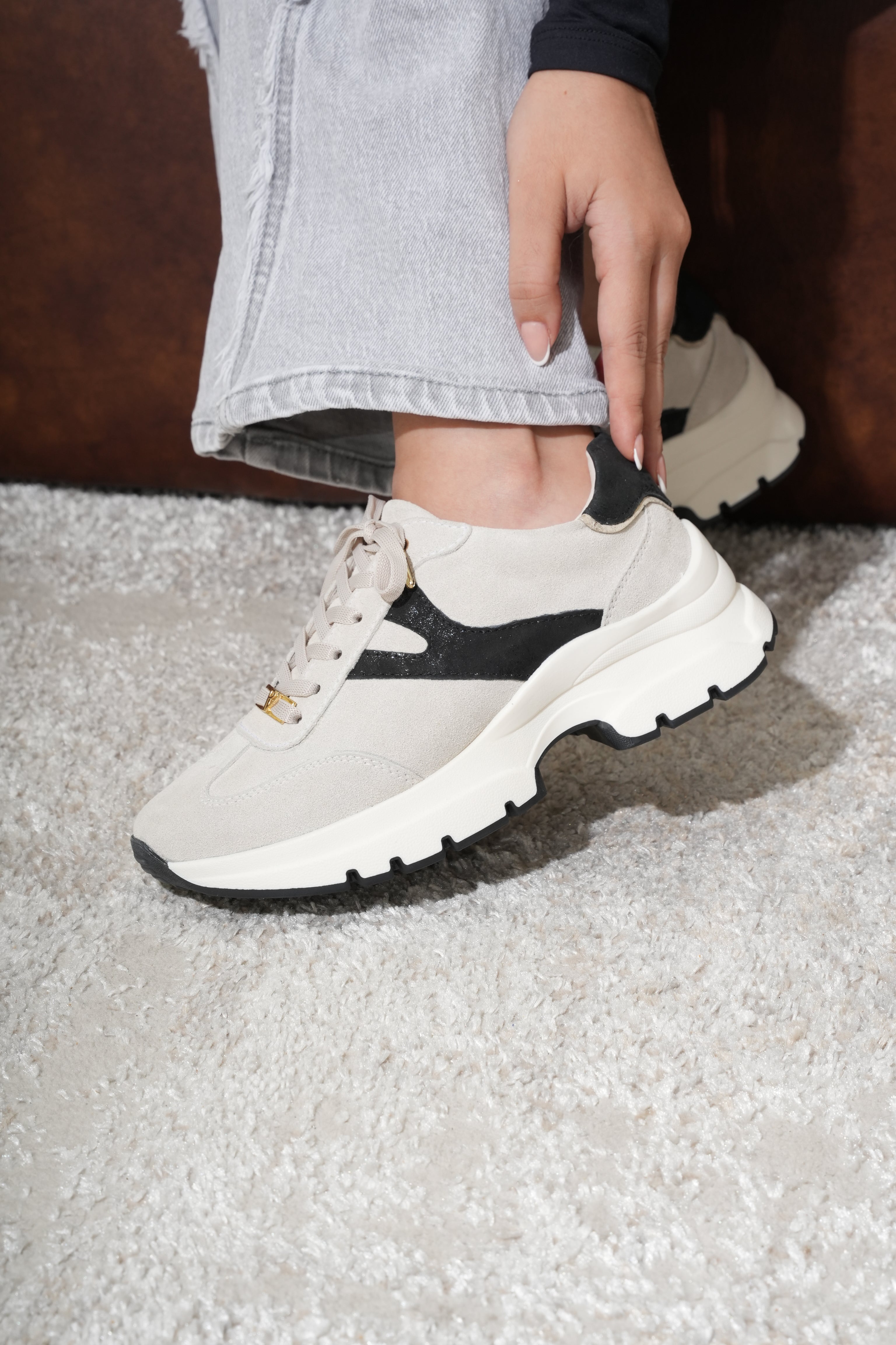 Victoria Gris Gamuza Negro Tenis en Cuero