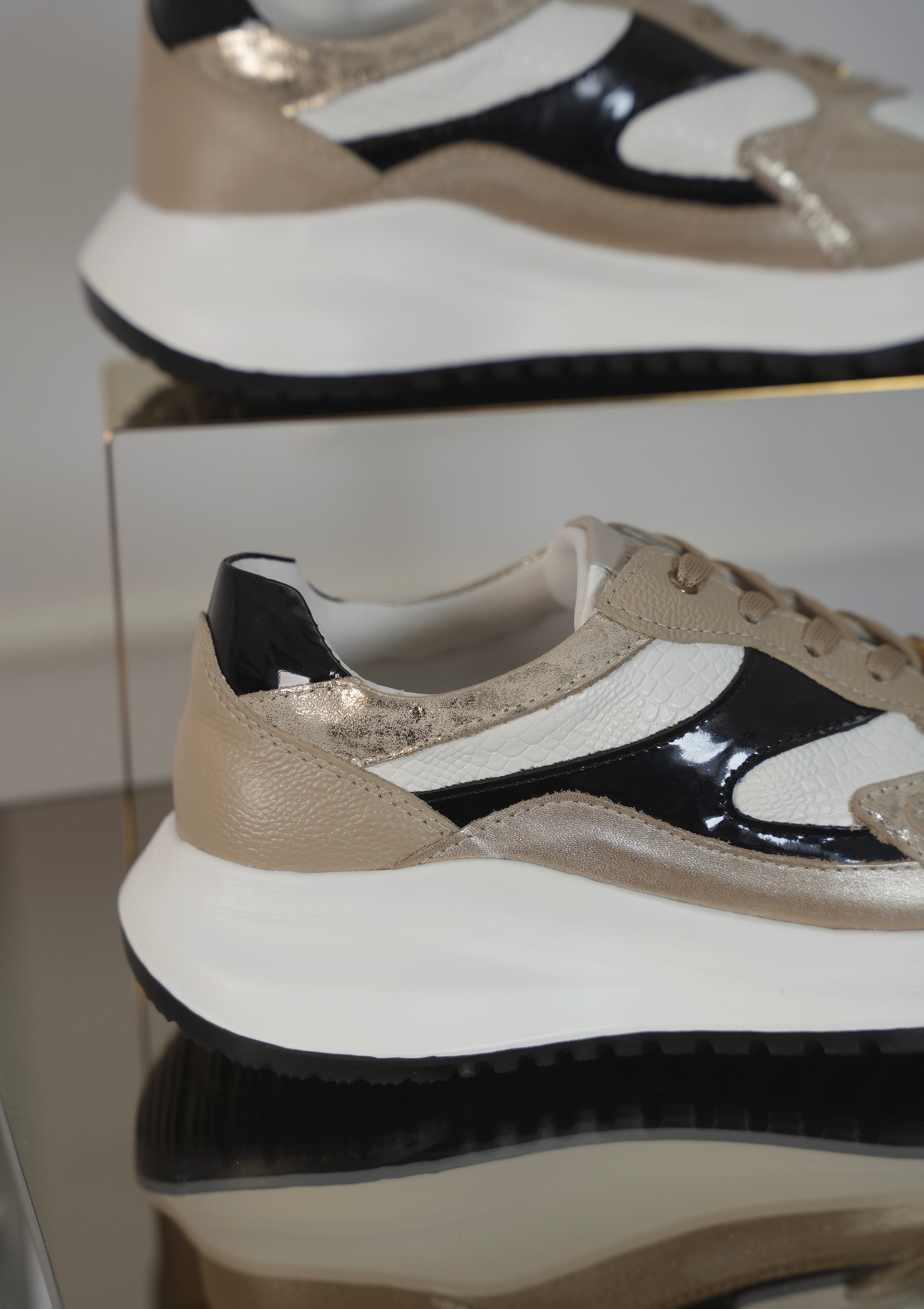 Tenis Samara Taupe Folia Charol