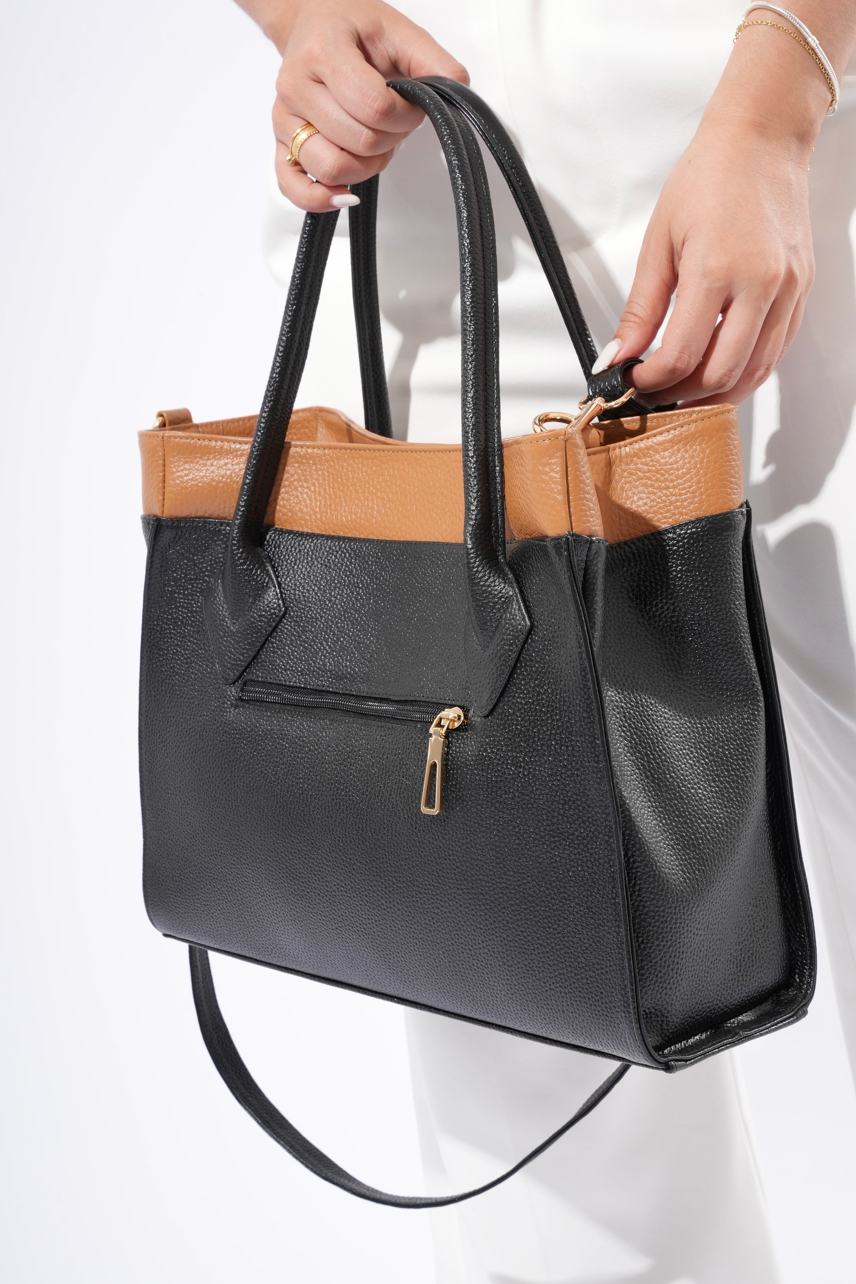 bolso flora en cuero negro con miel