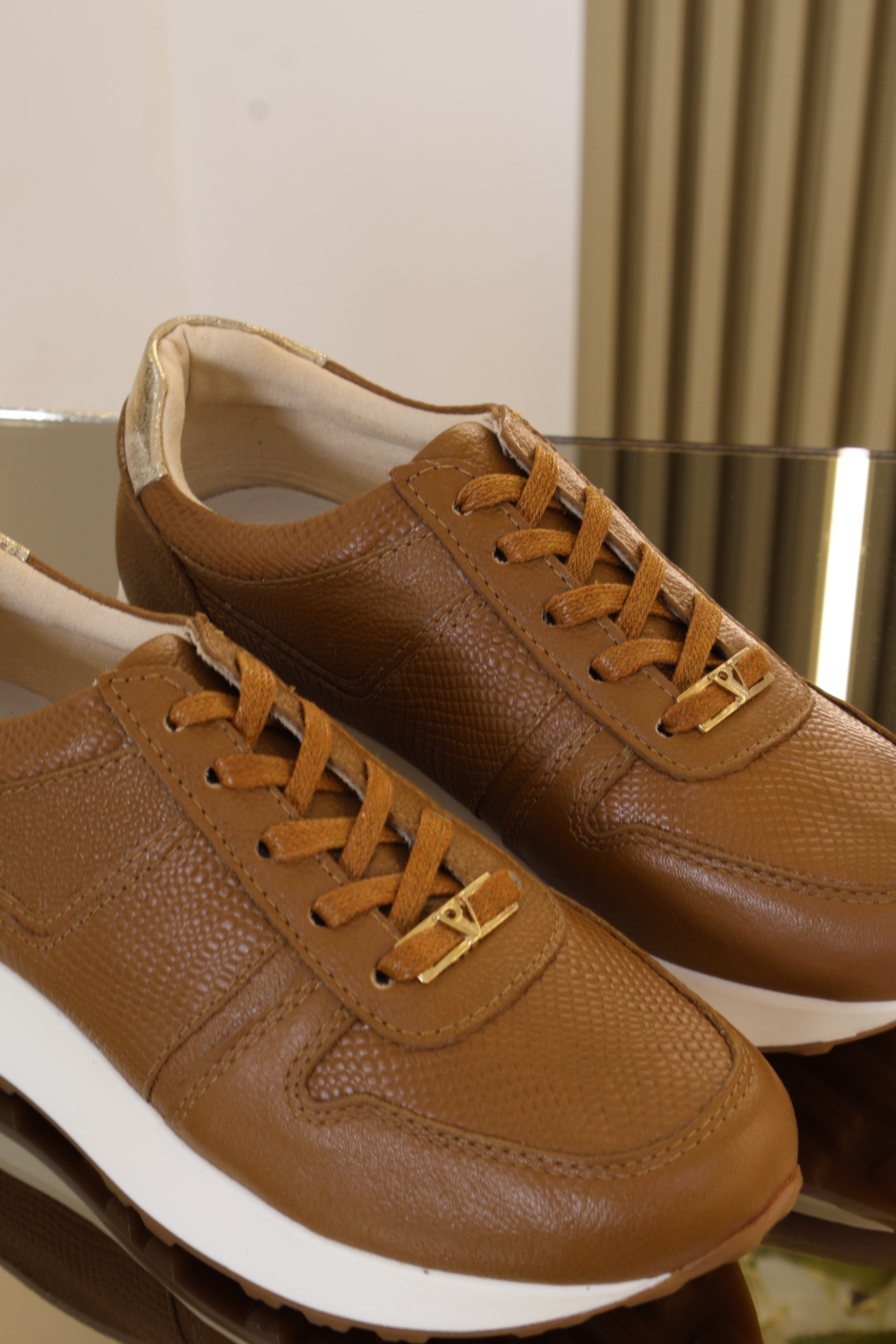 Tenis coco Miel x Champán en cuero