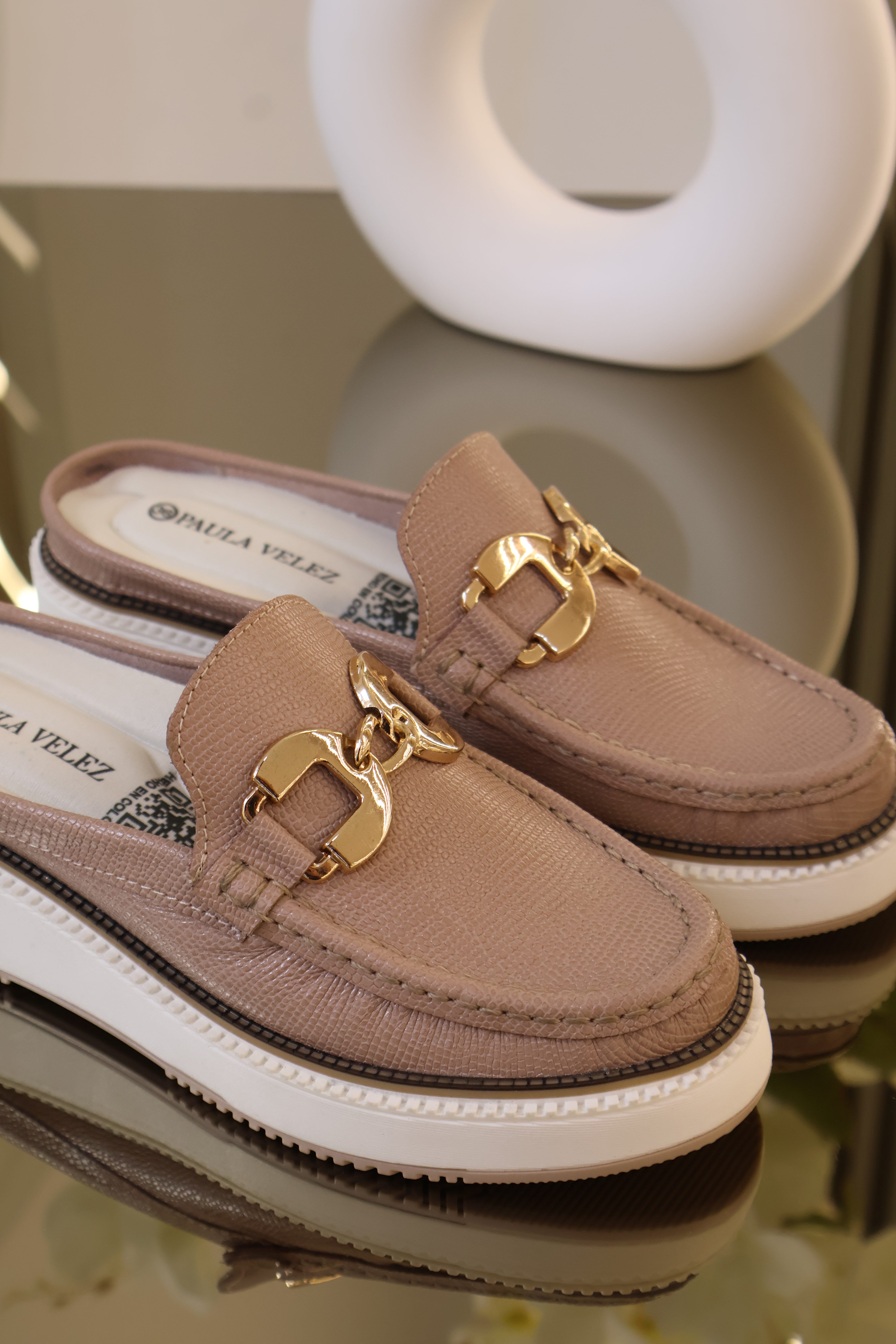 Sueco cleo Nude en cuero