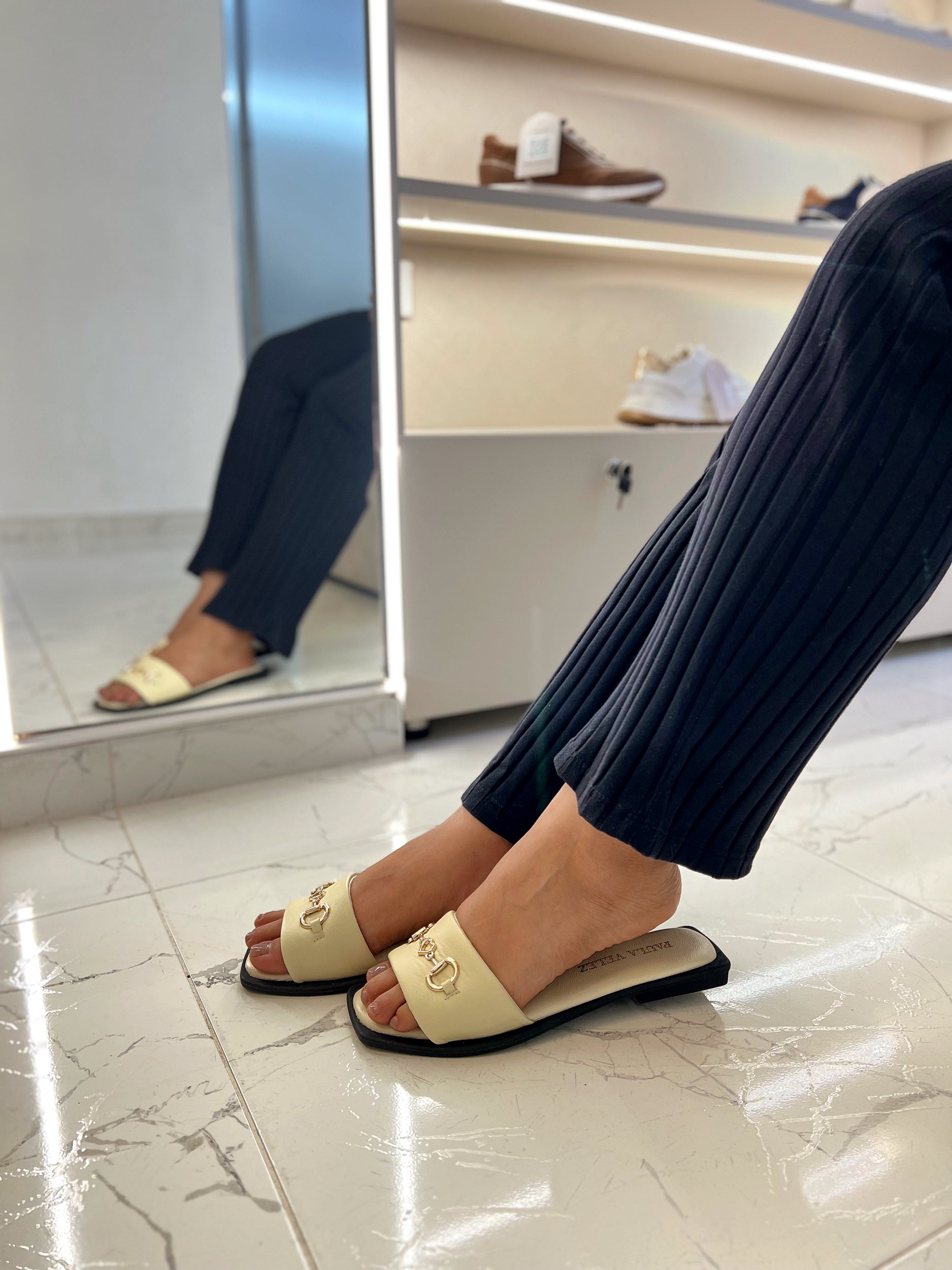 Sandalia mía en cuero mantequilla