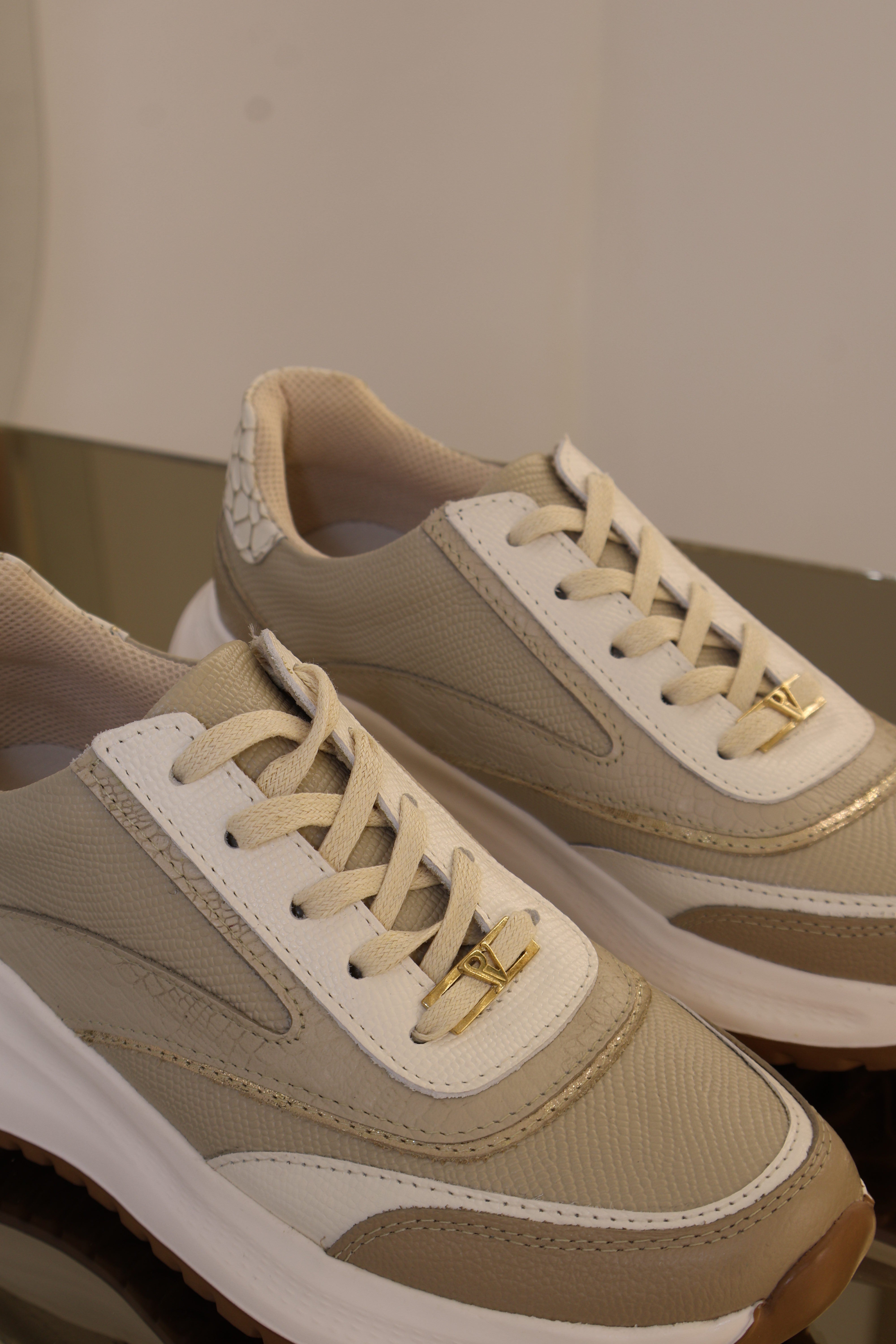 Tenis bariloche taupe arena en cuero