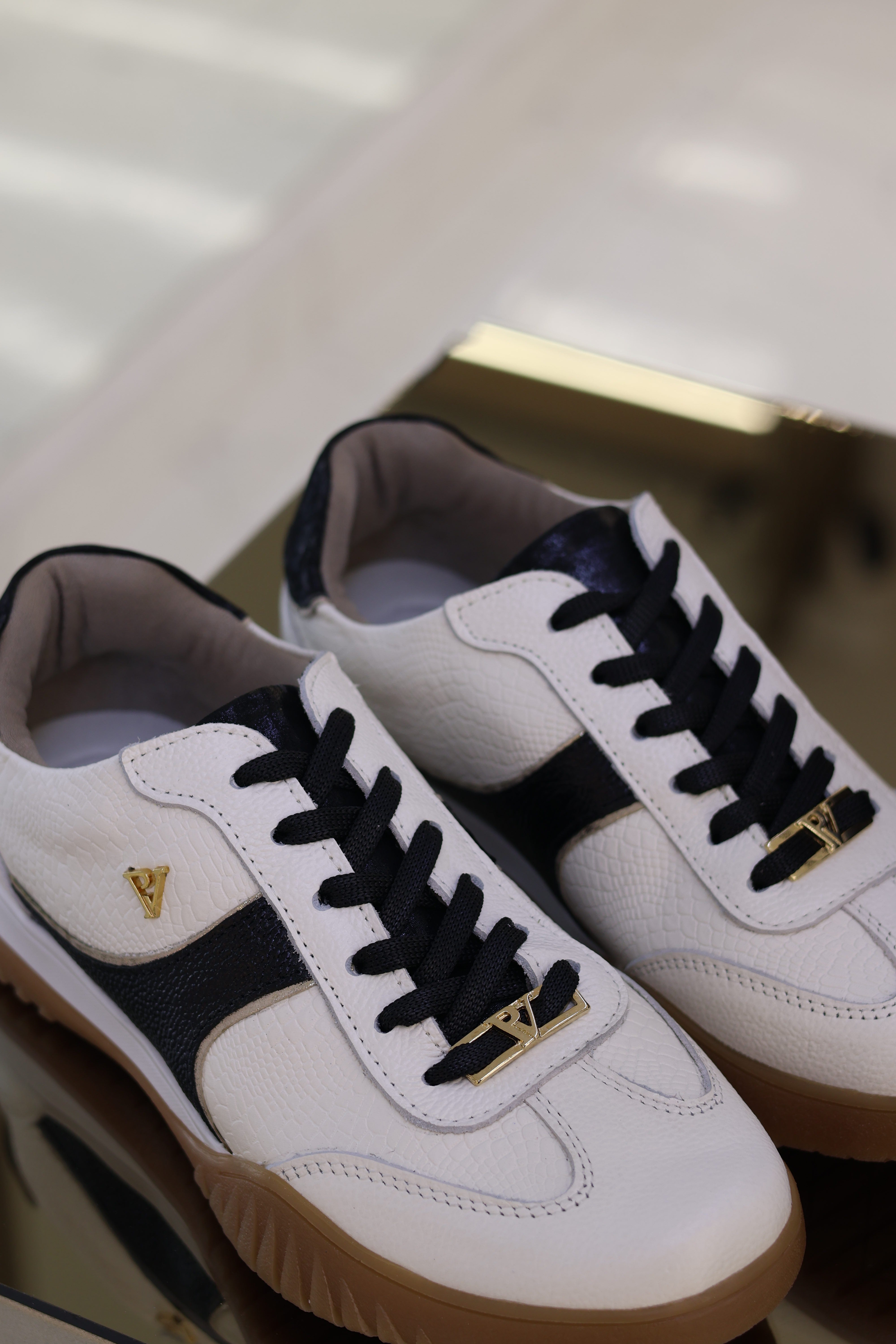 Tenis Milan talco x negro en cuero