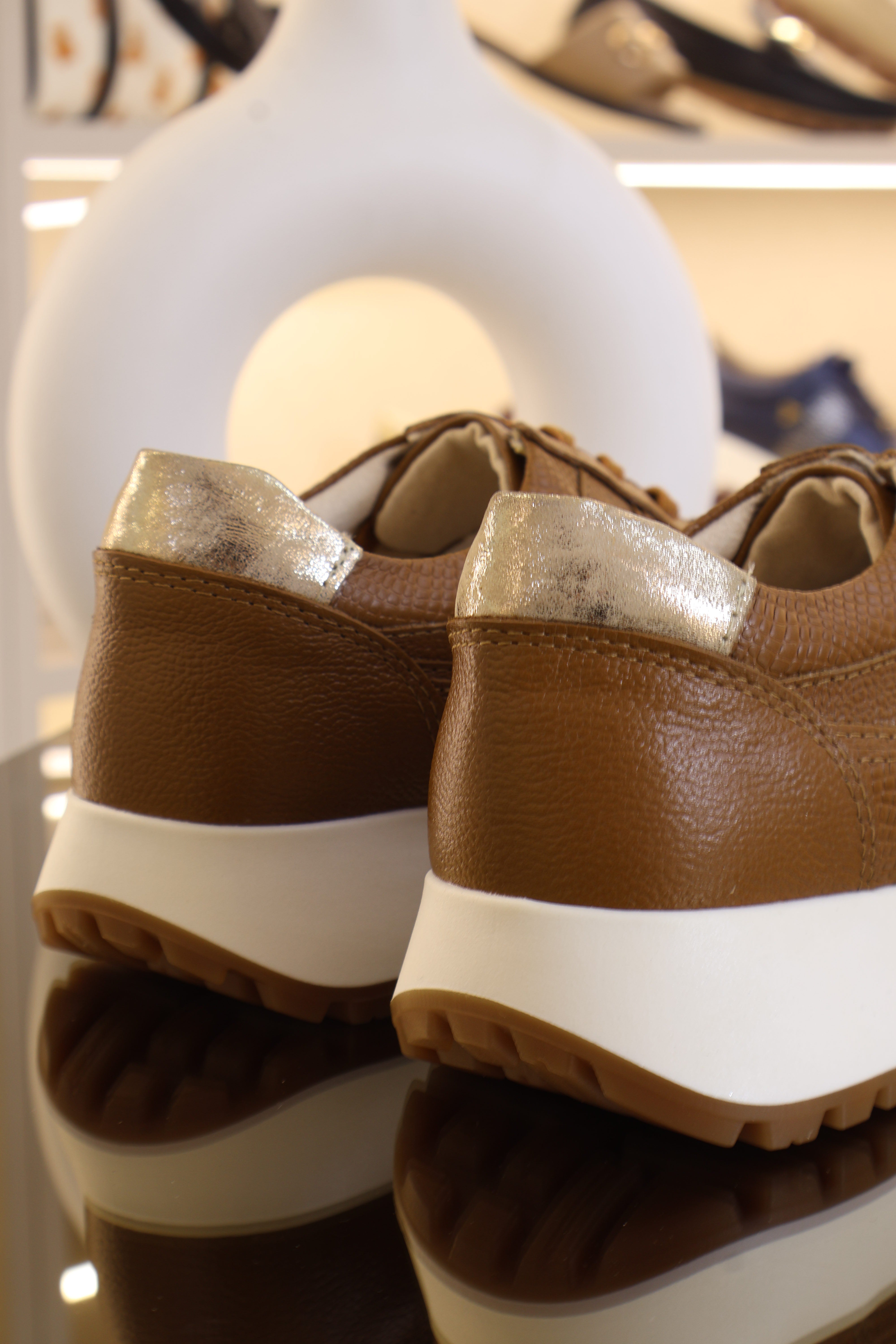 Tenis coco Miel x Champán en cuero