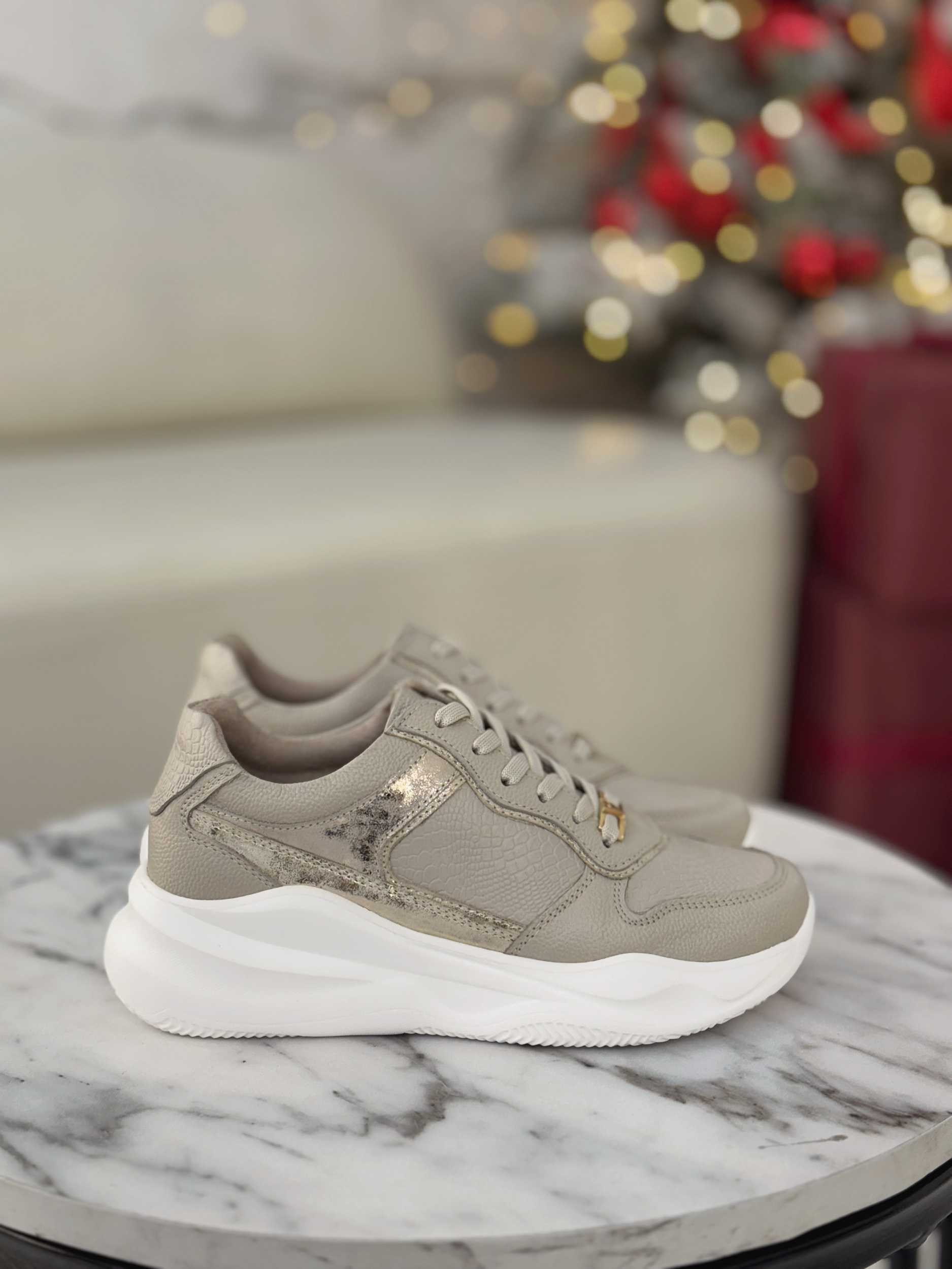 Tenis de cuero Romeo arena folia oro liz