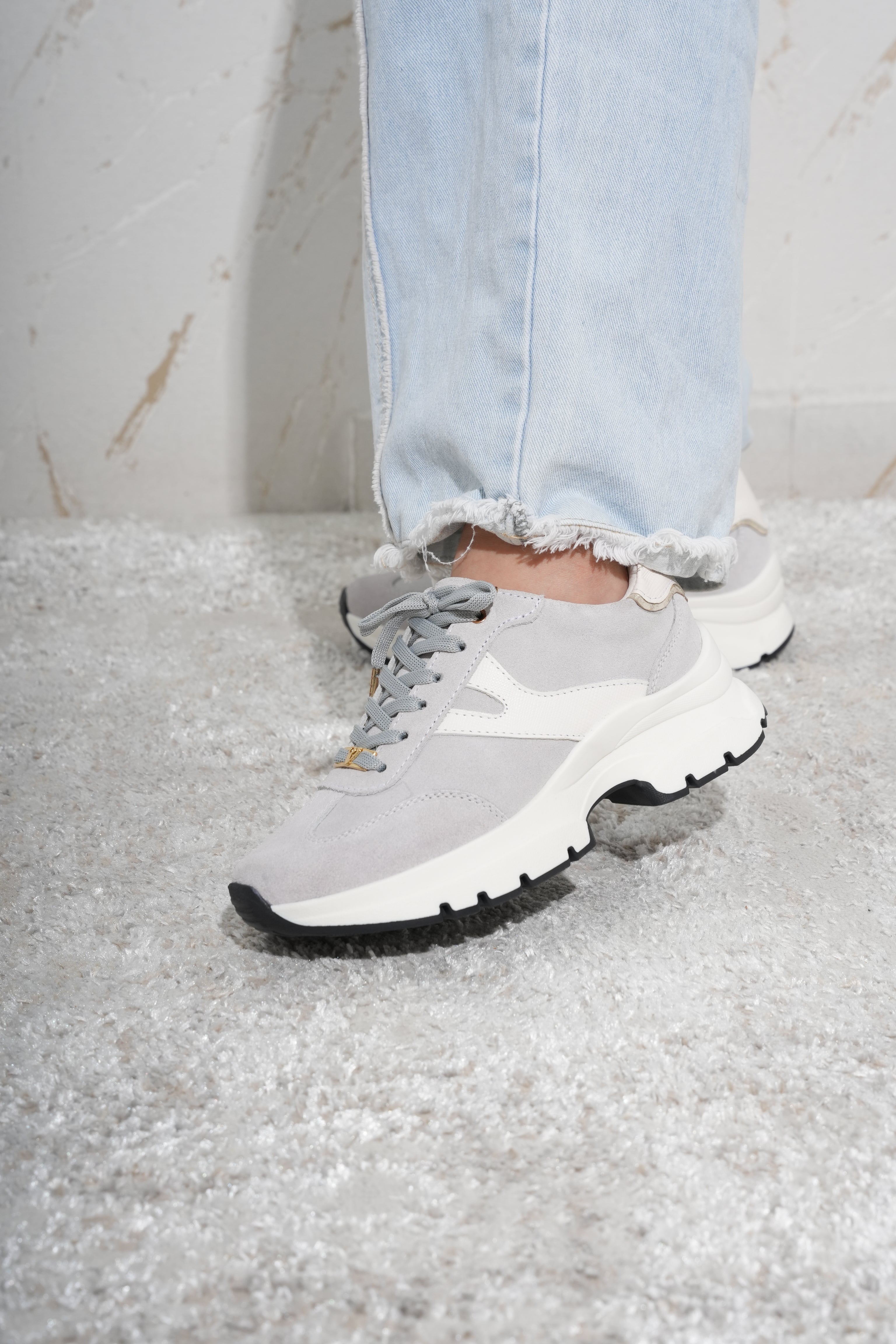 Victoria Gris Gamuza Marfil Tenis en Cuero