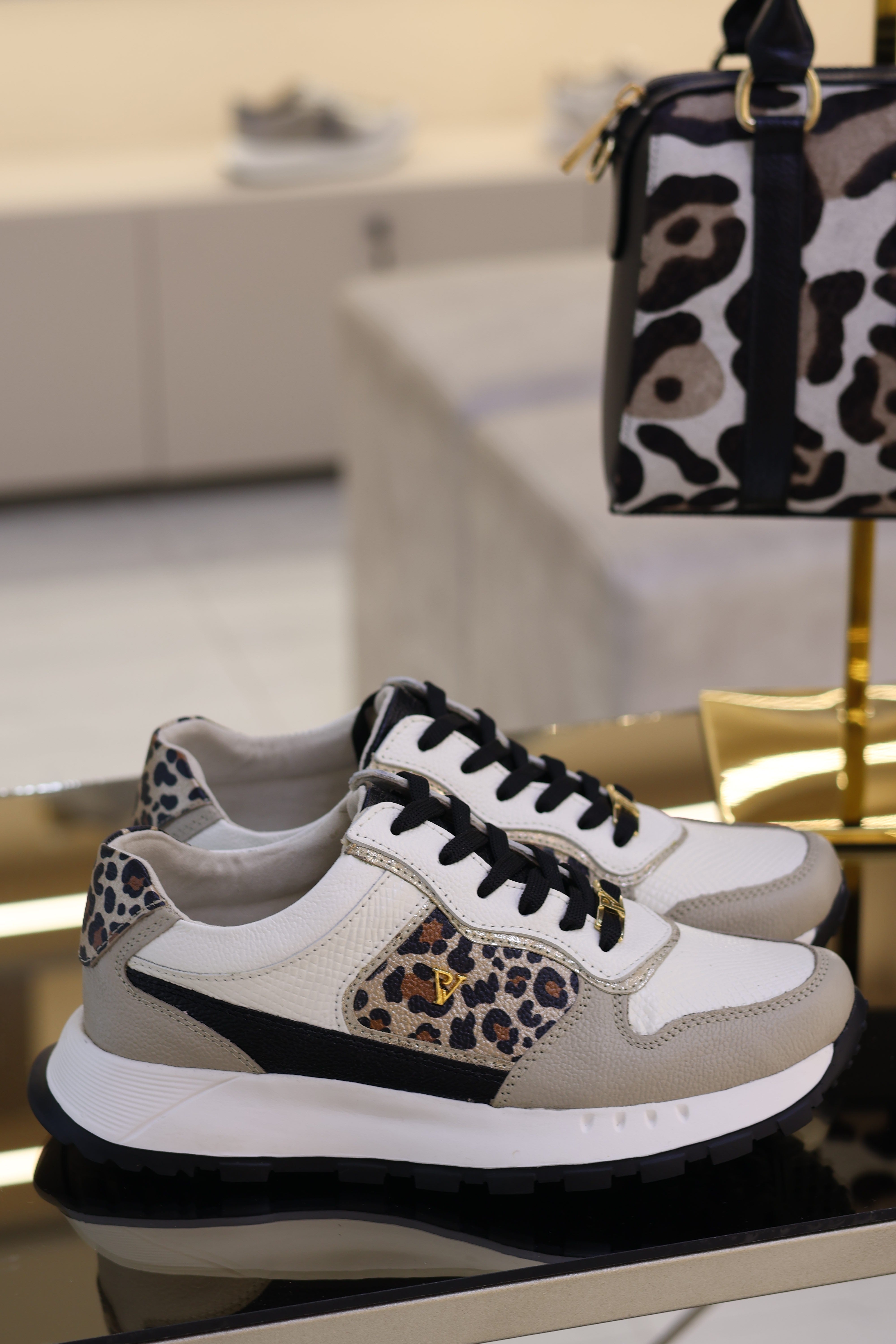 Tenis Romeo talco animal en cuero