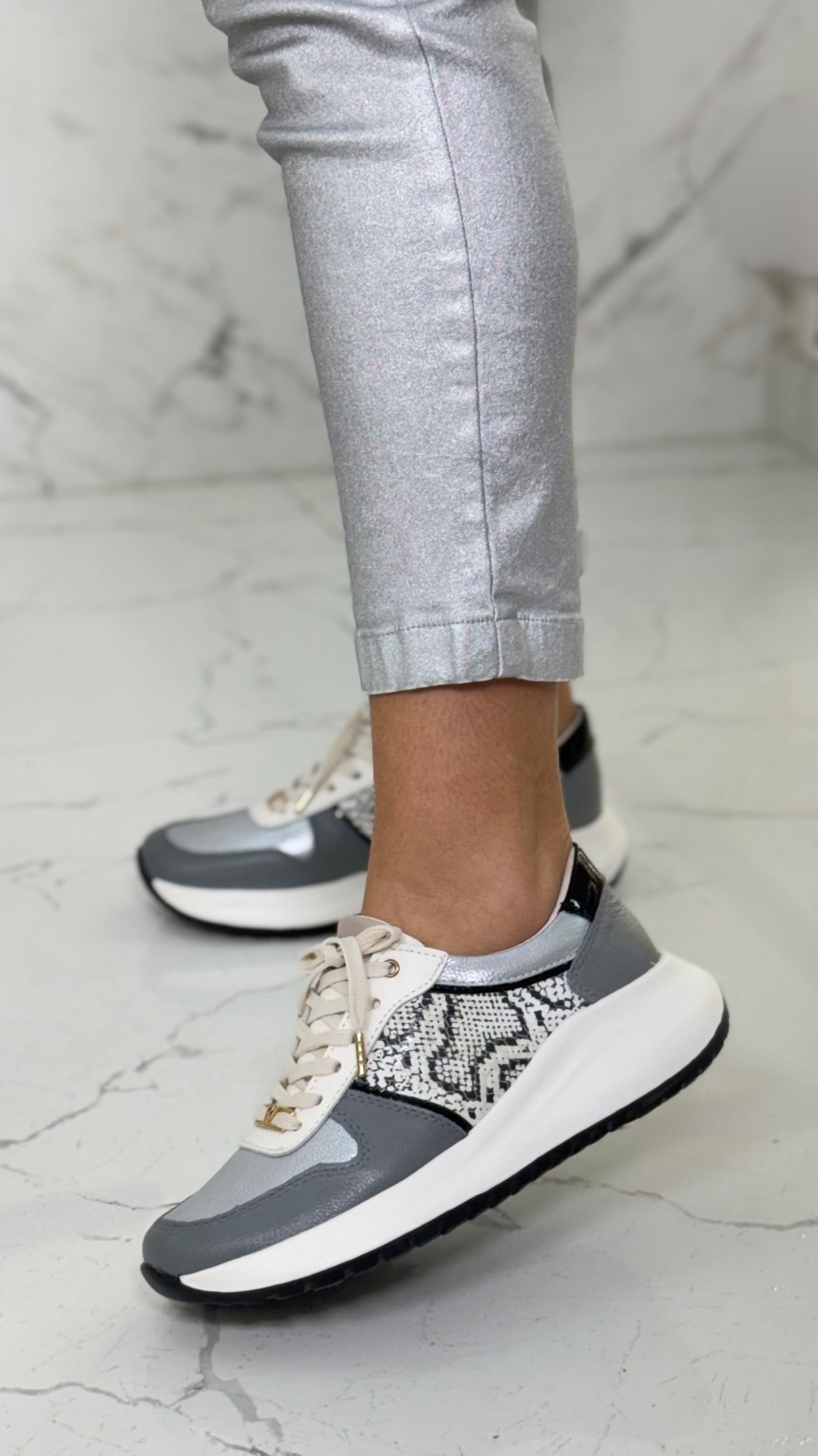 TENIS CHANNEL GRIS FOLIA PITON