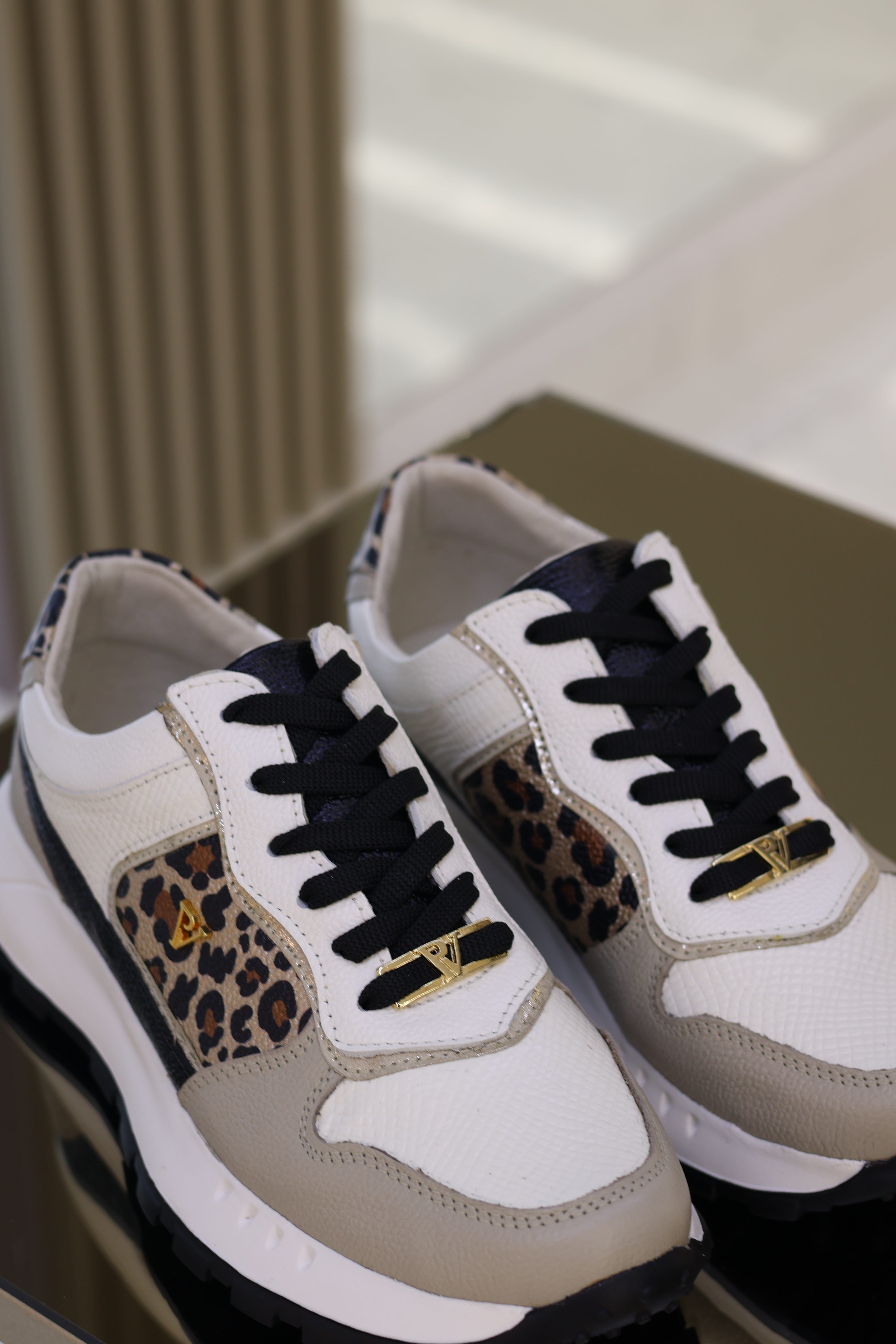 Tenis Romeo talco animal en cuero