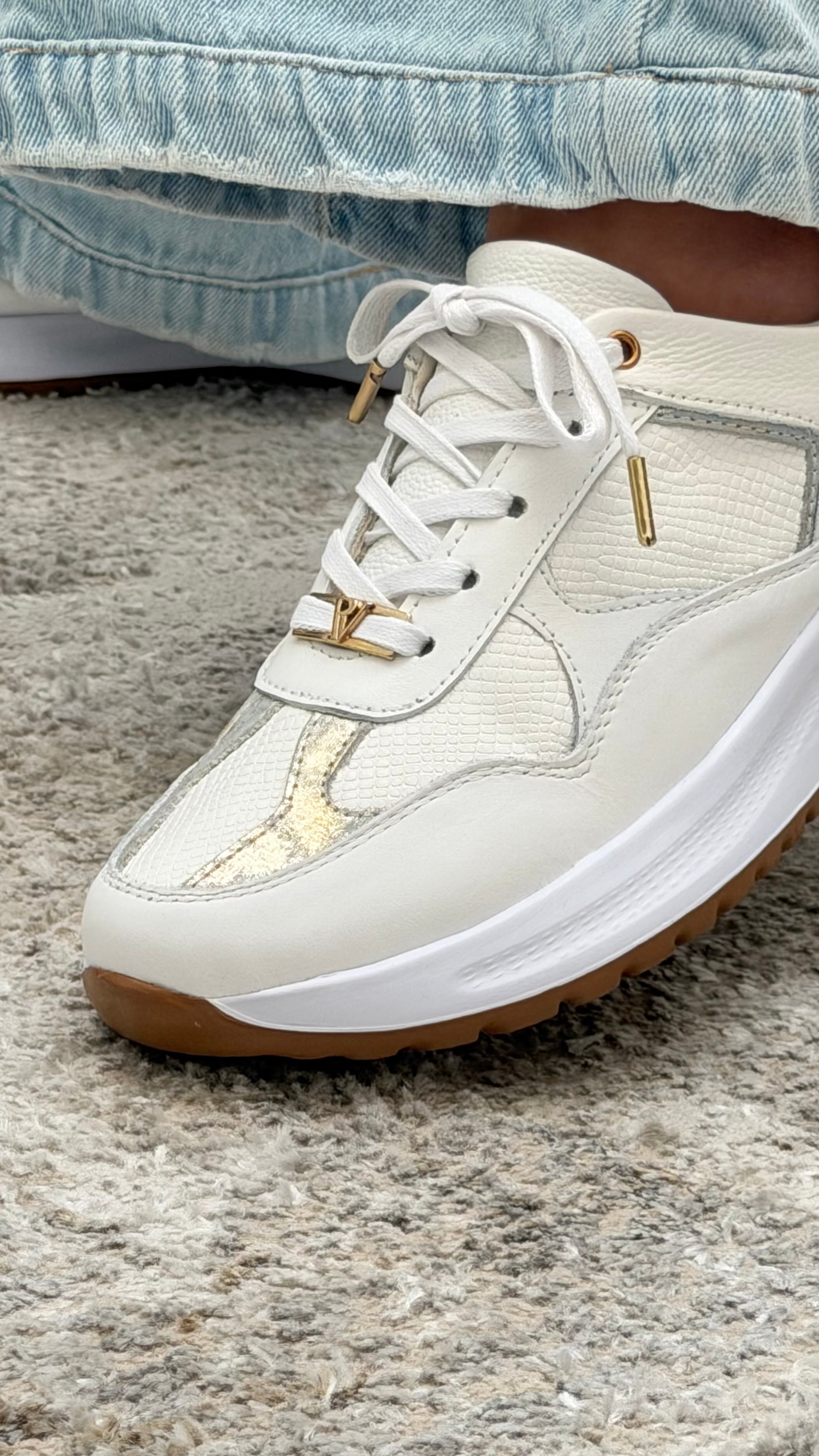 Luciana Blanco Folia Celeste Tenis en Cuero