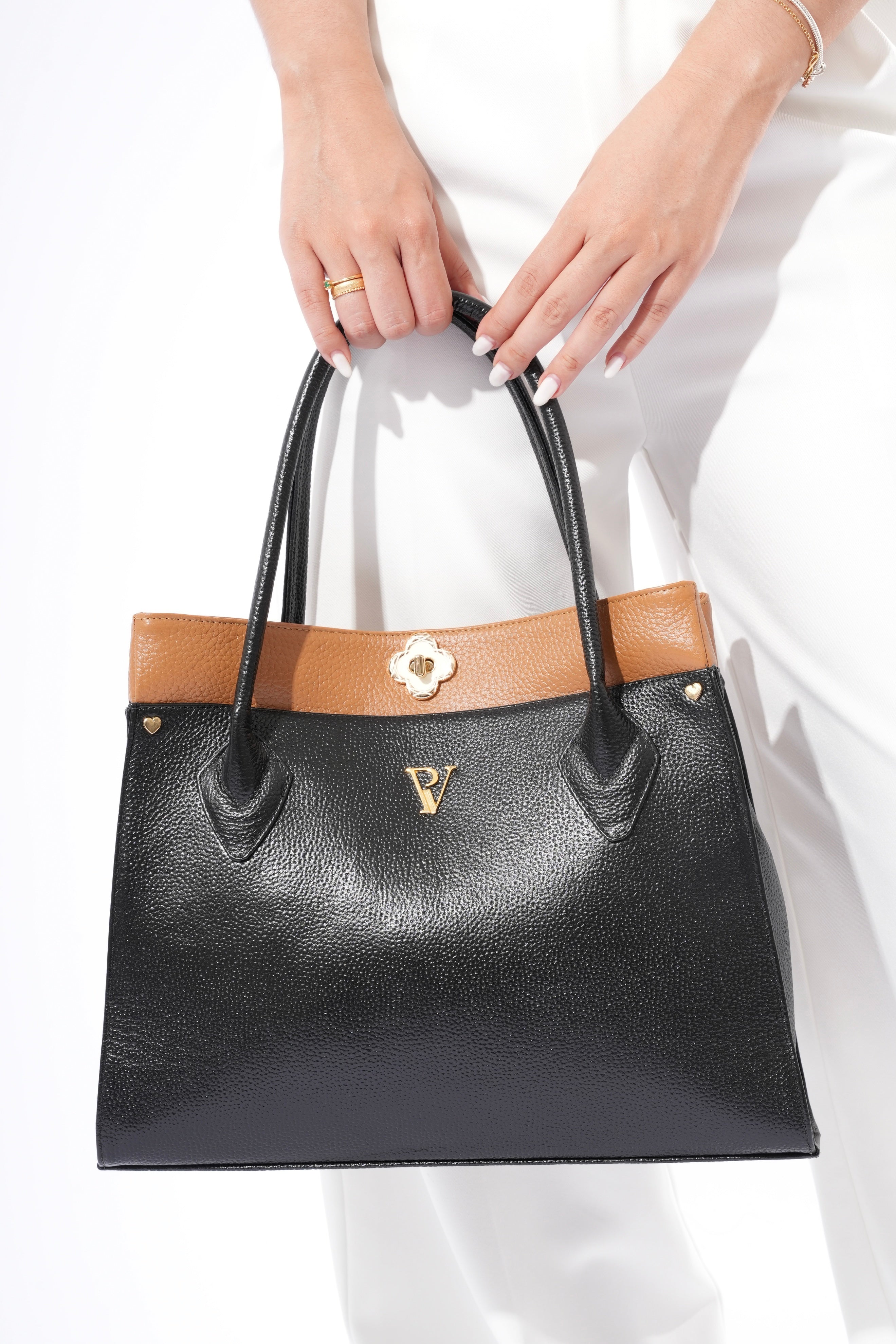 bolso flora en cuero negro con miel
