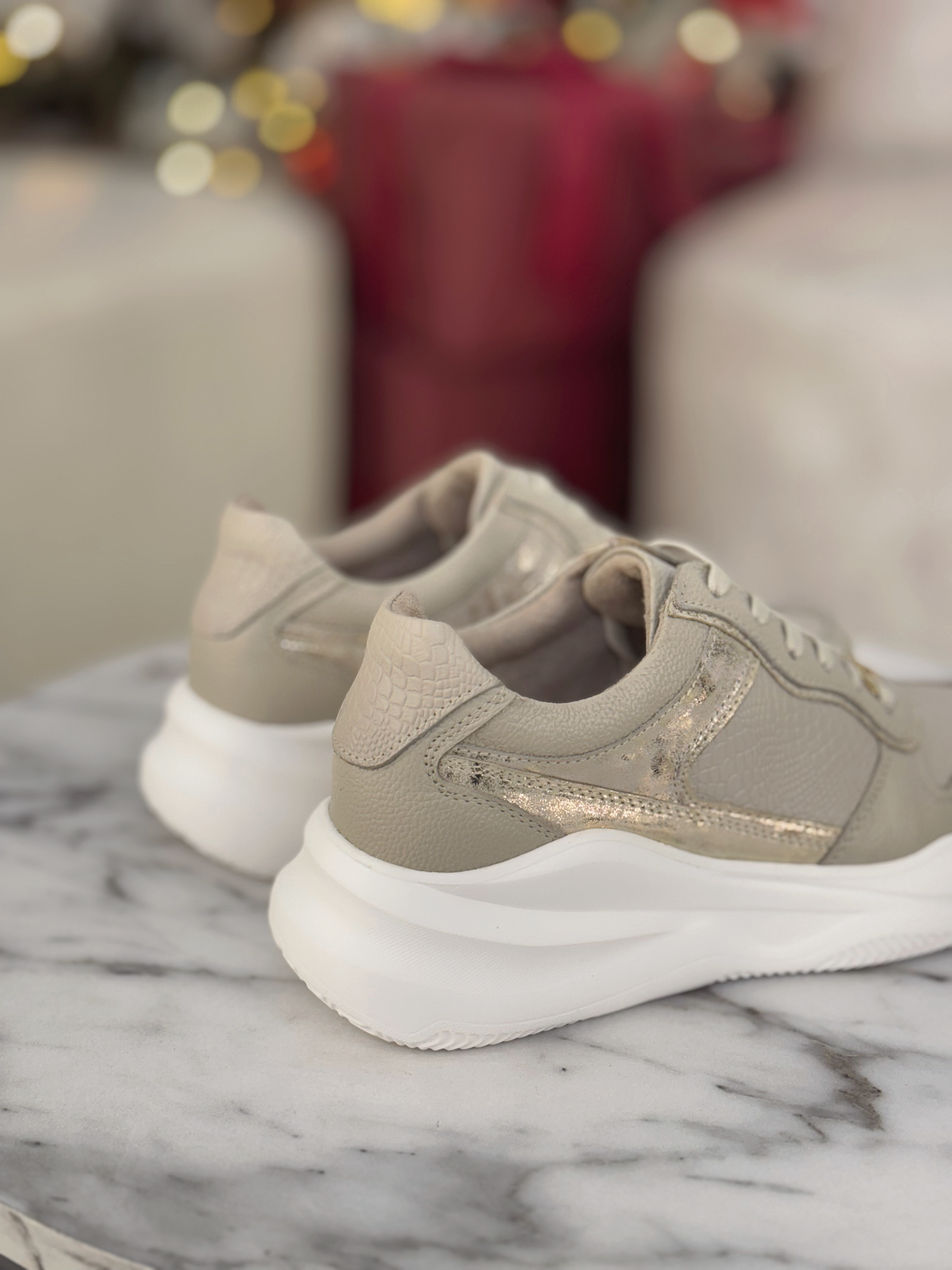 Tenis de cuero Romeo arena folia oro liz
