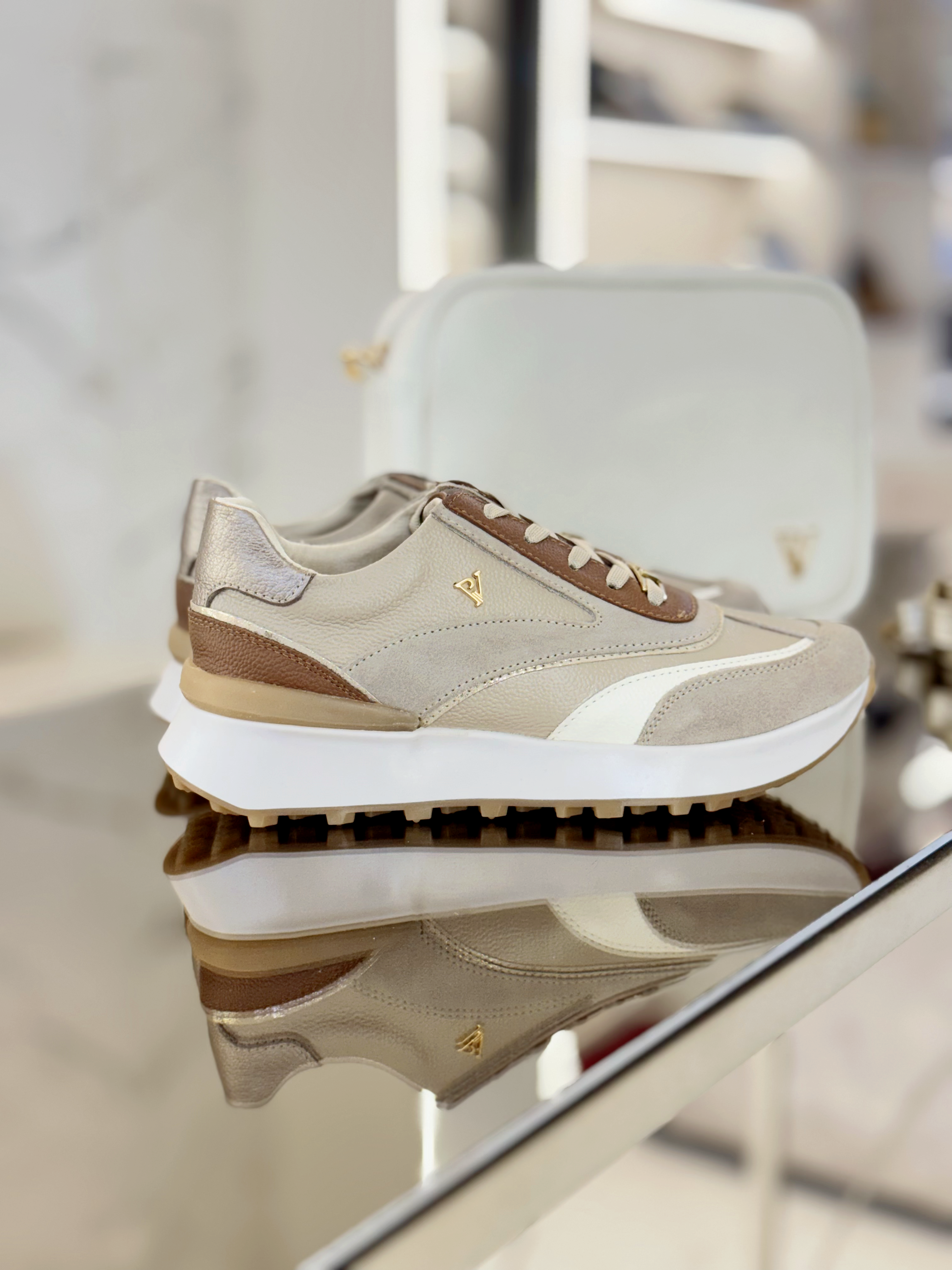 Bariloche Arena x miel tenis en cuero