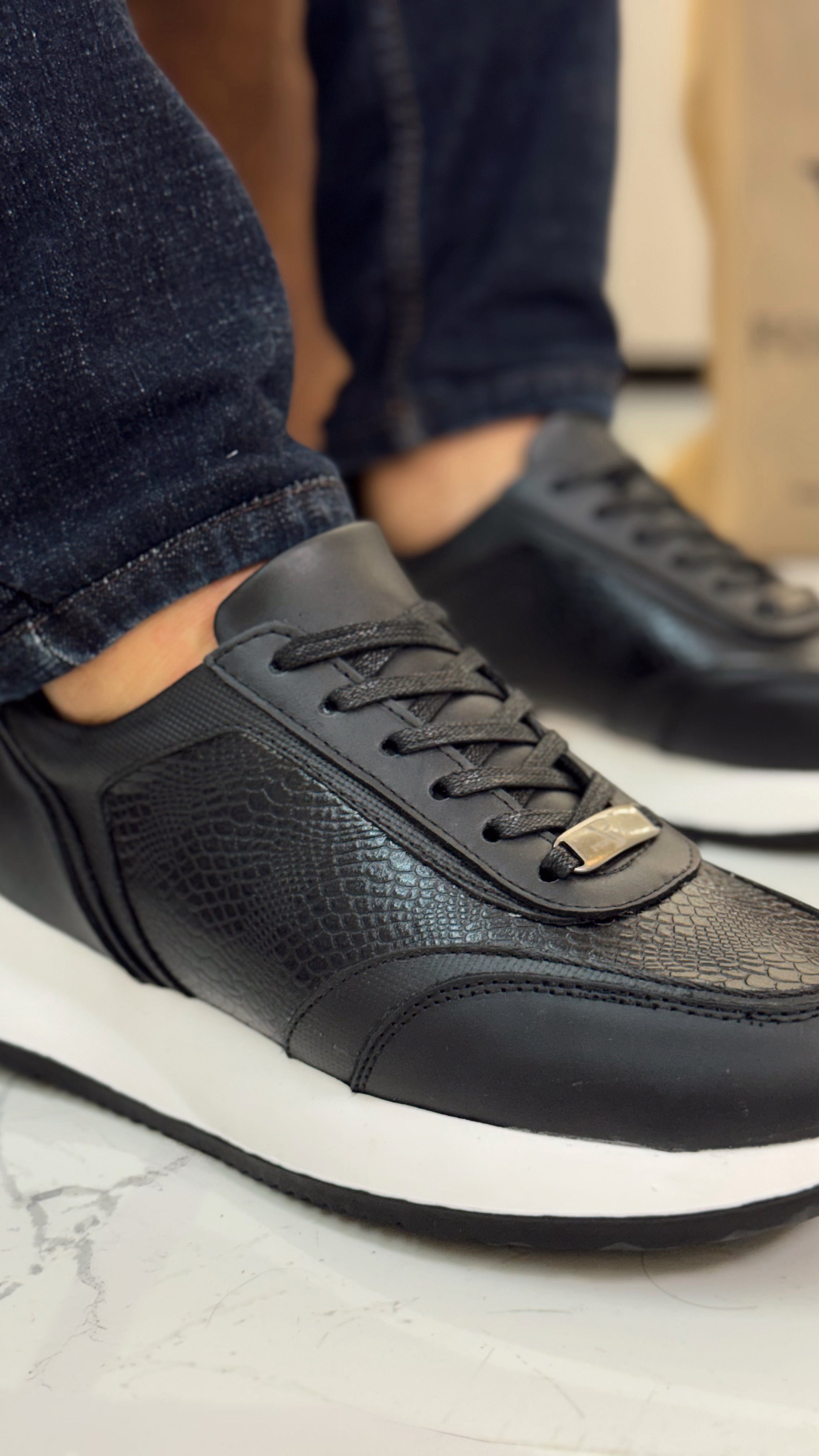 Tenis Origen Negro en Cuero para hombre