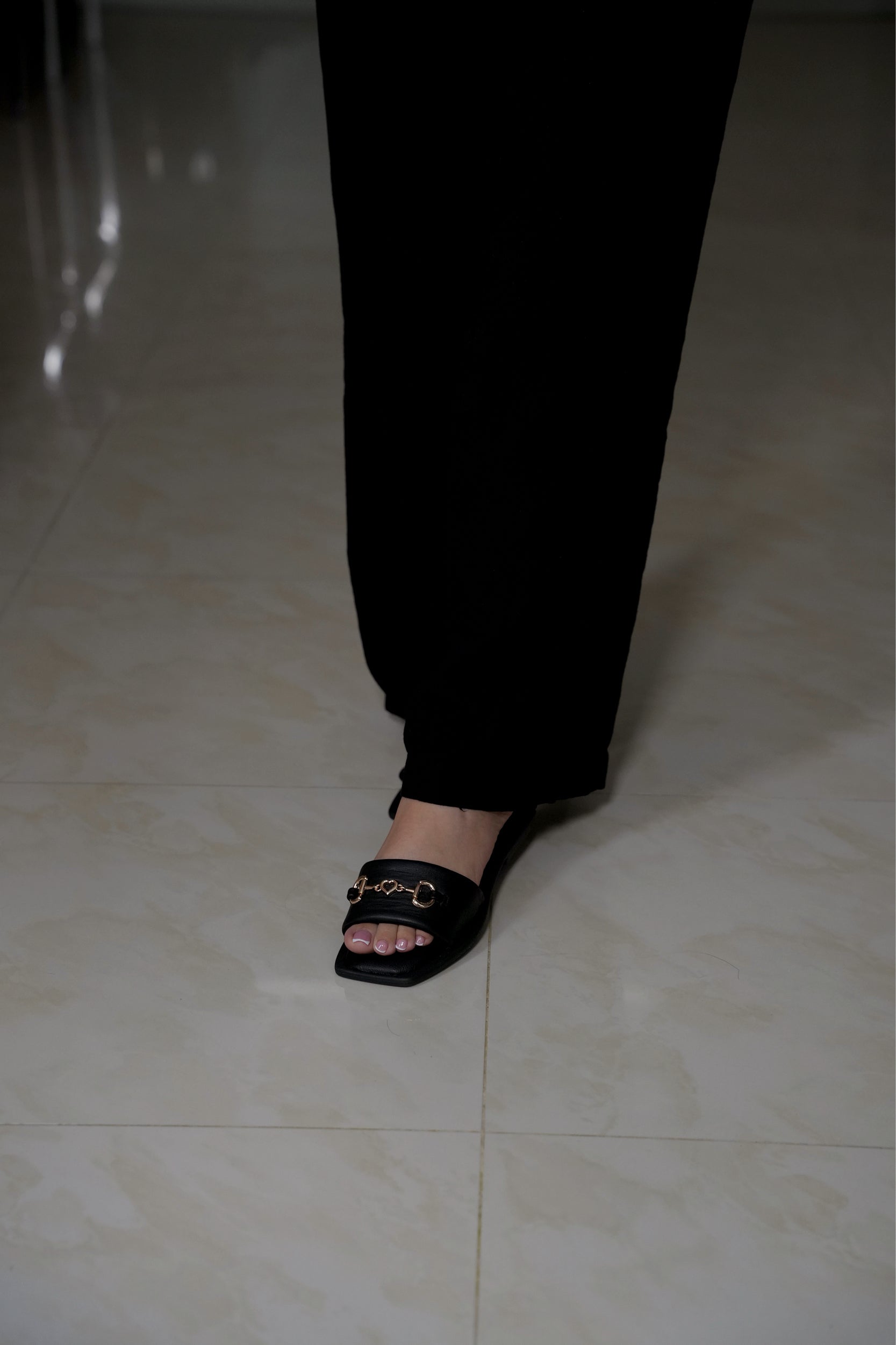 Sandalias MÍA en cuero negro