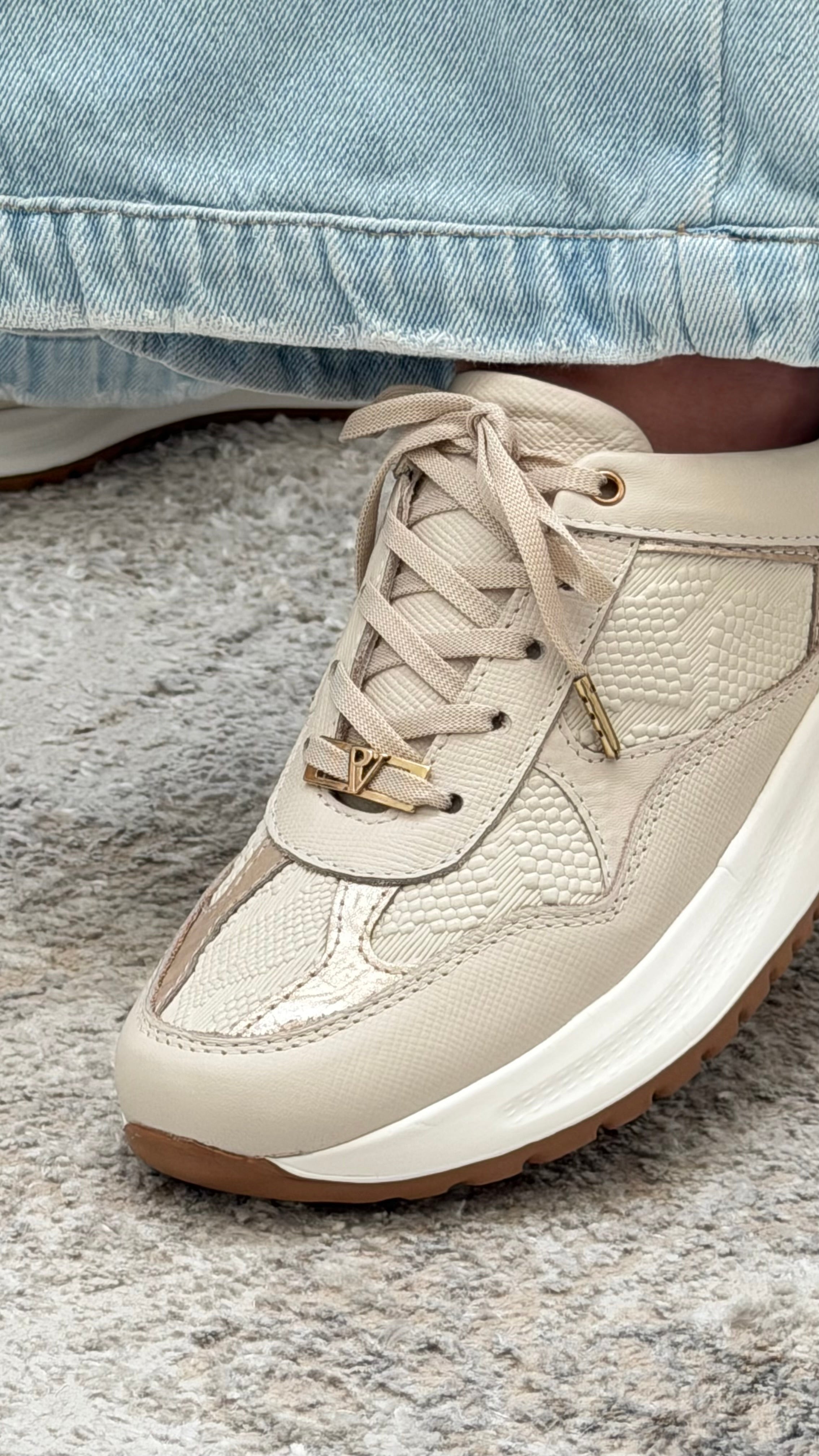 Luciana Arena Tenis en Cuero