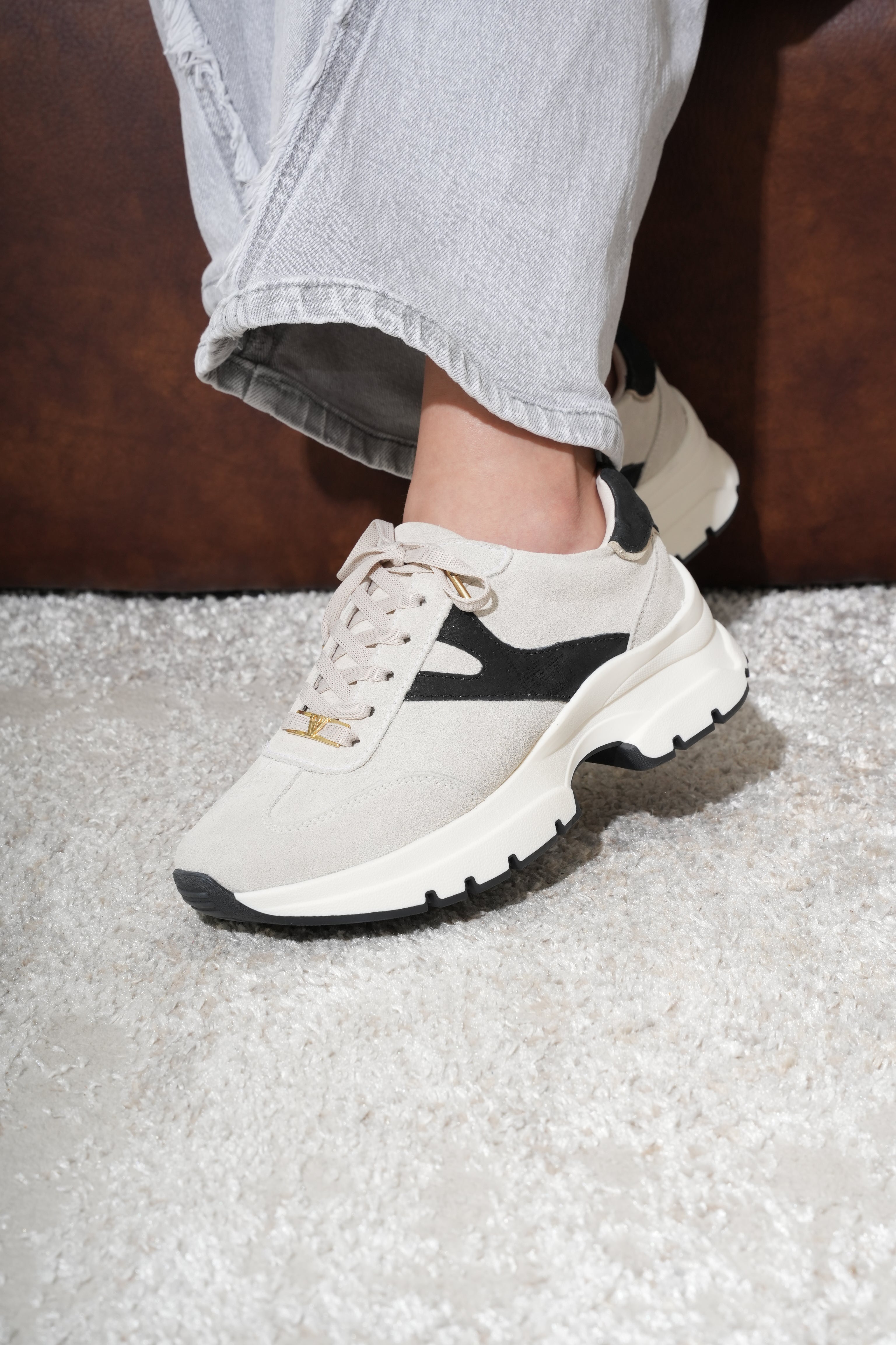 Victoria Gris Gamuza Negro Tenis en Cuero