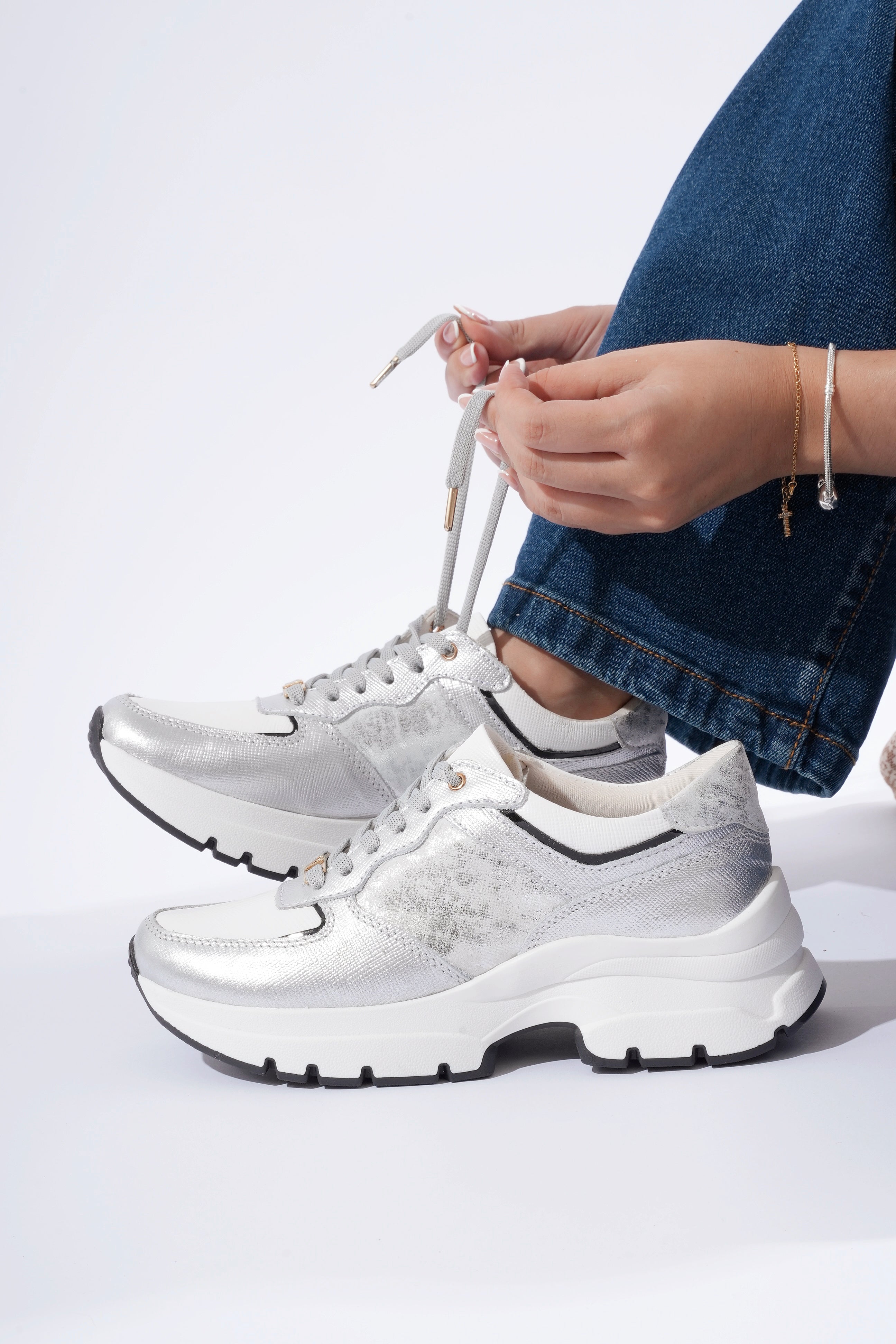 Milu Blanco Plata Tenis en Cuero