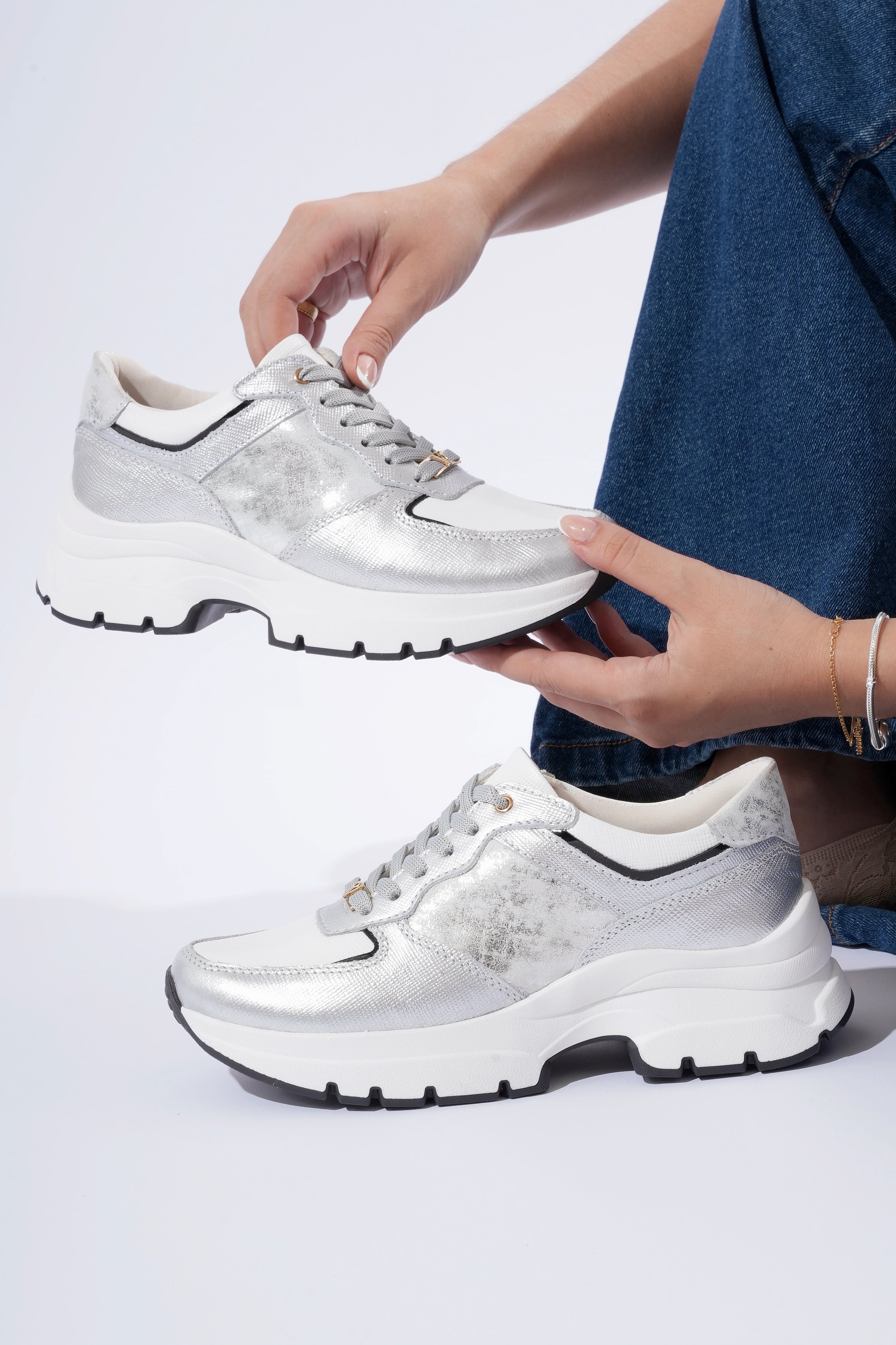 Milu Blanco Plata Tenis en Cuero