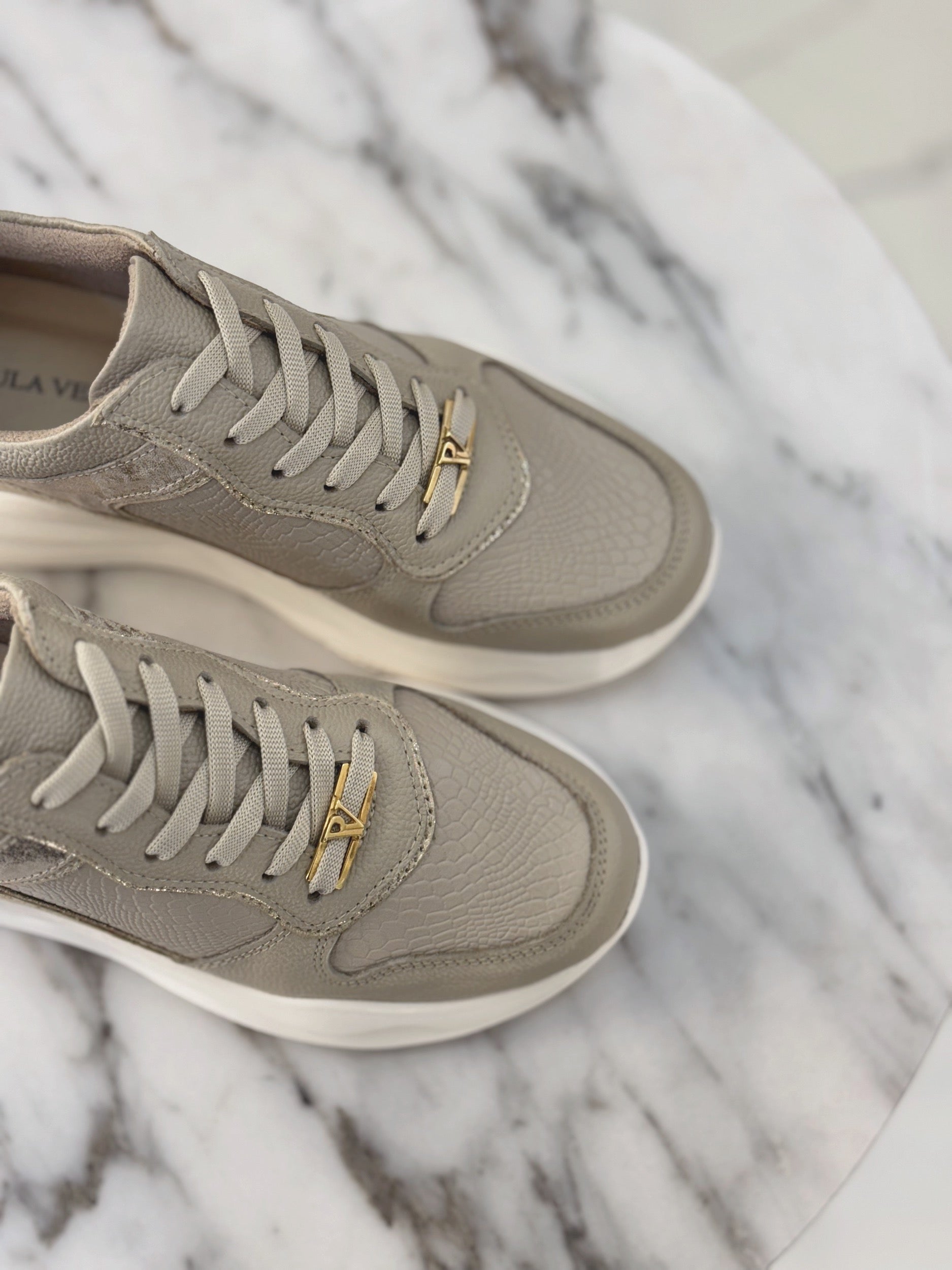 Tenis de cuero Romeo arena folia oro liz