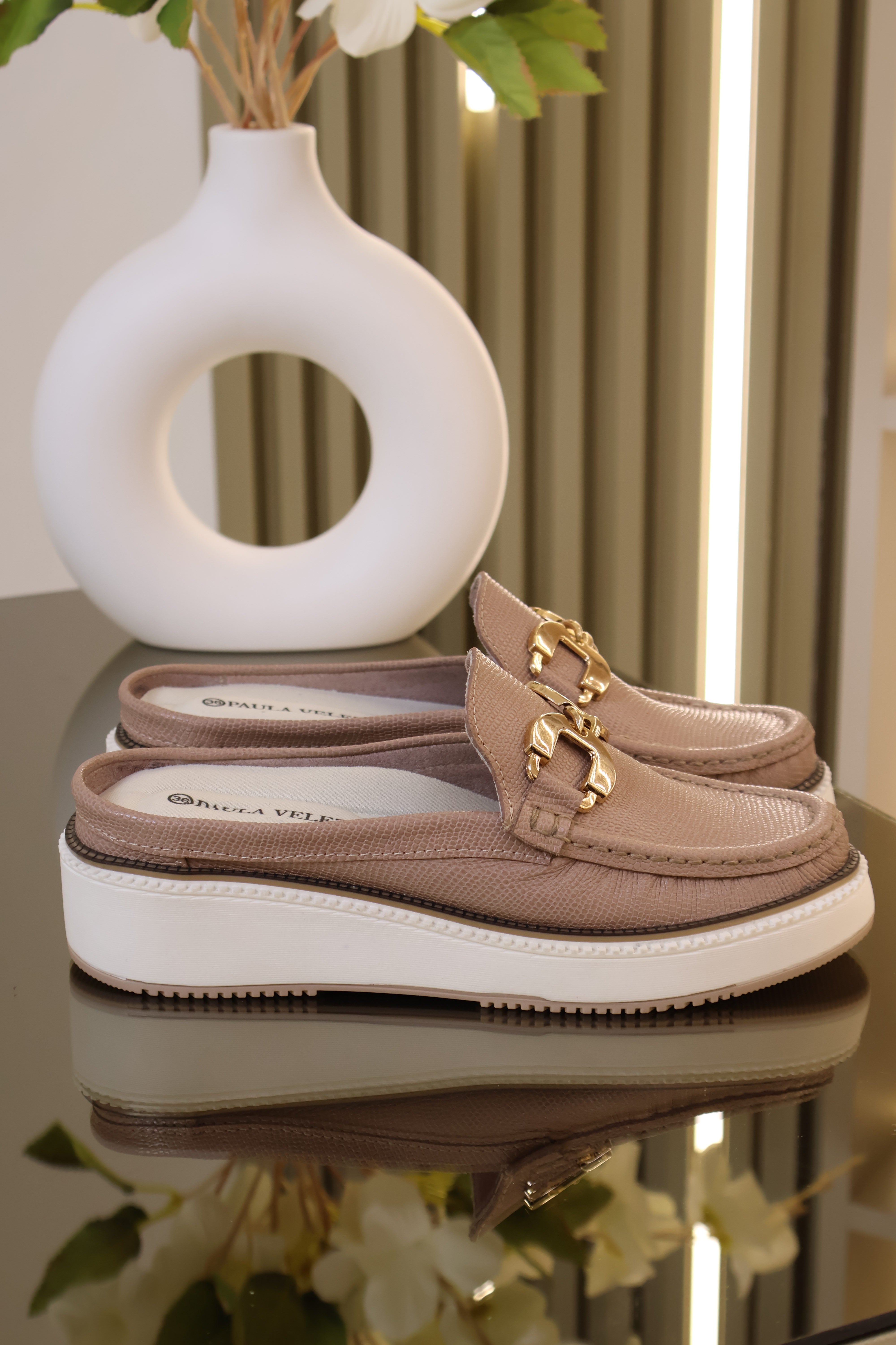 Sueco cleo Nude en cuero