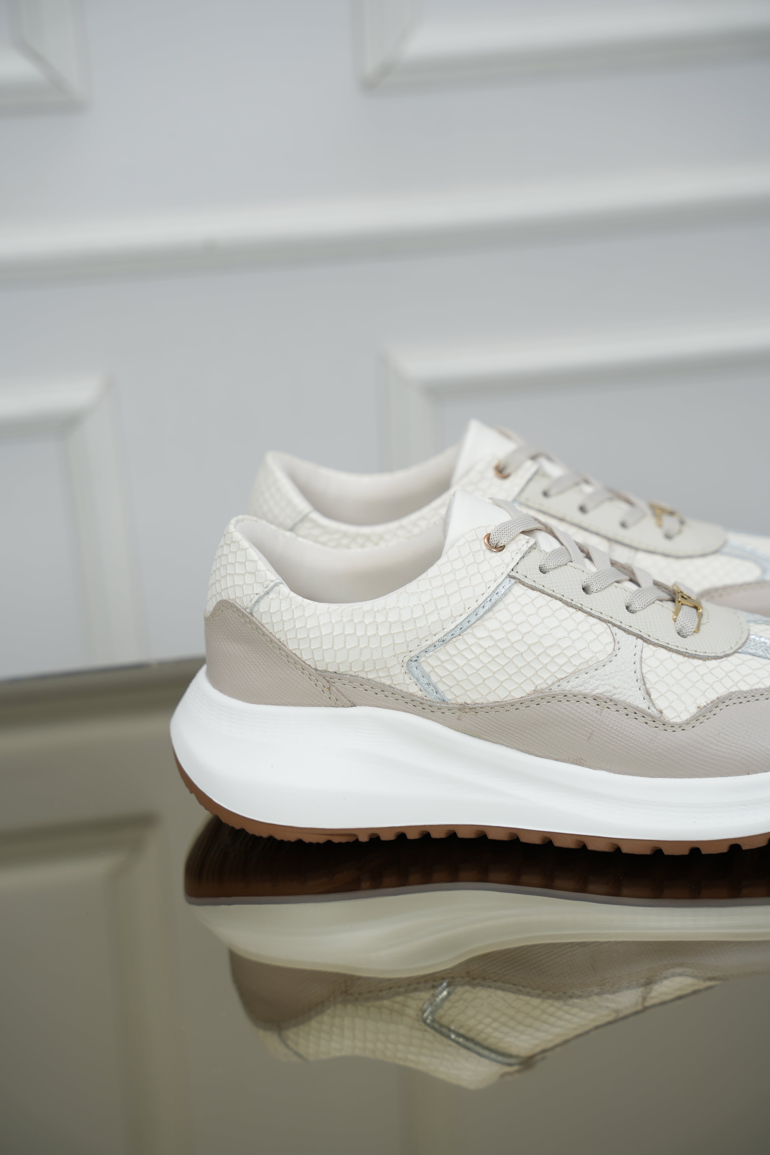 Luciana Toscana Talco Folia Plata Tenis en Cuero