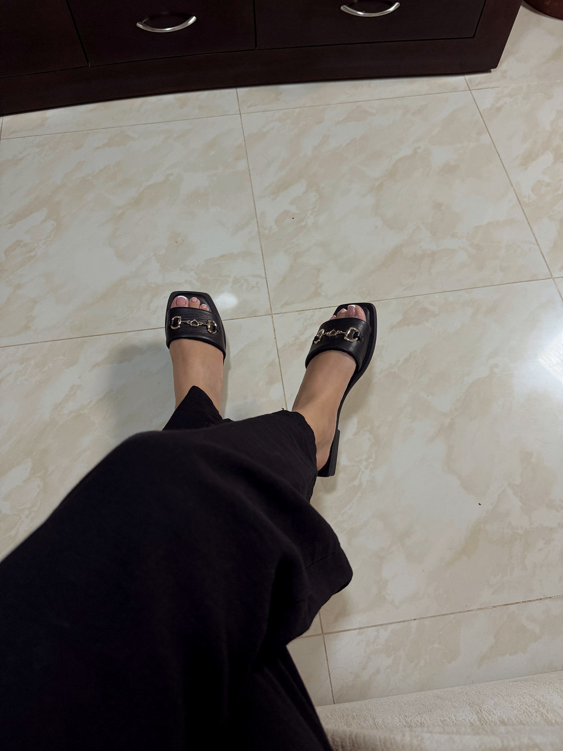 Sandalias MÍA en cuero negro