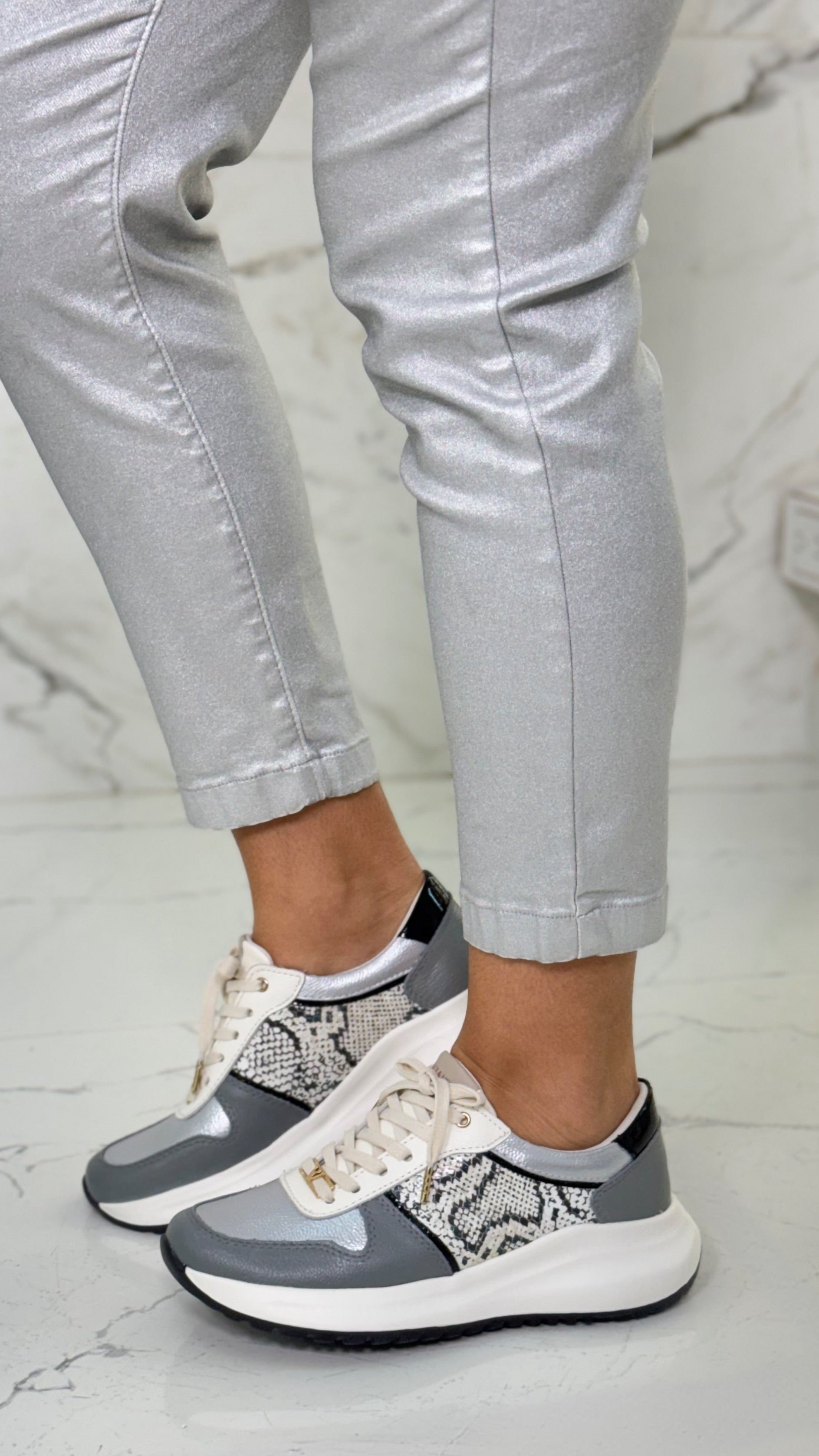 TENIS CHANNEL GRIS FOLIA PITON