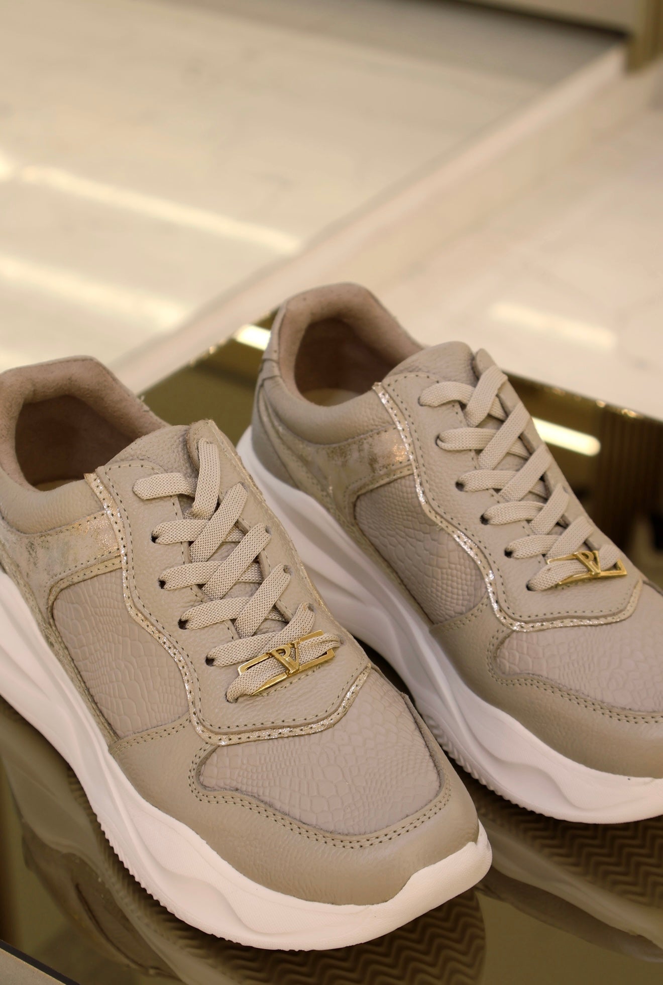 Tenis de cuero Romeo arena folia oro liz