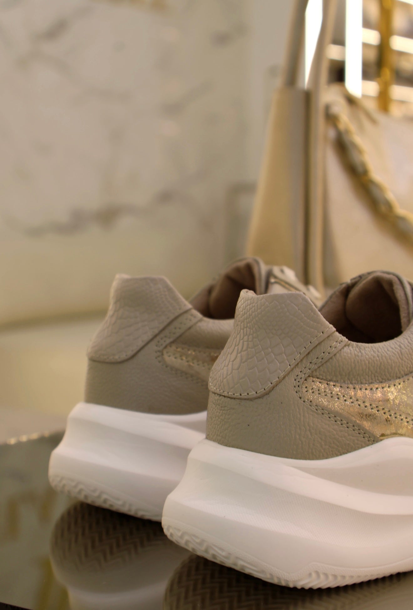 Tenis de cuero Romeo arena folia oro liz