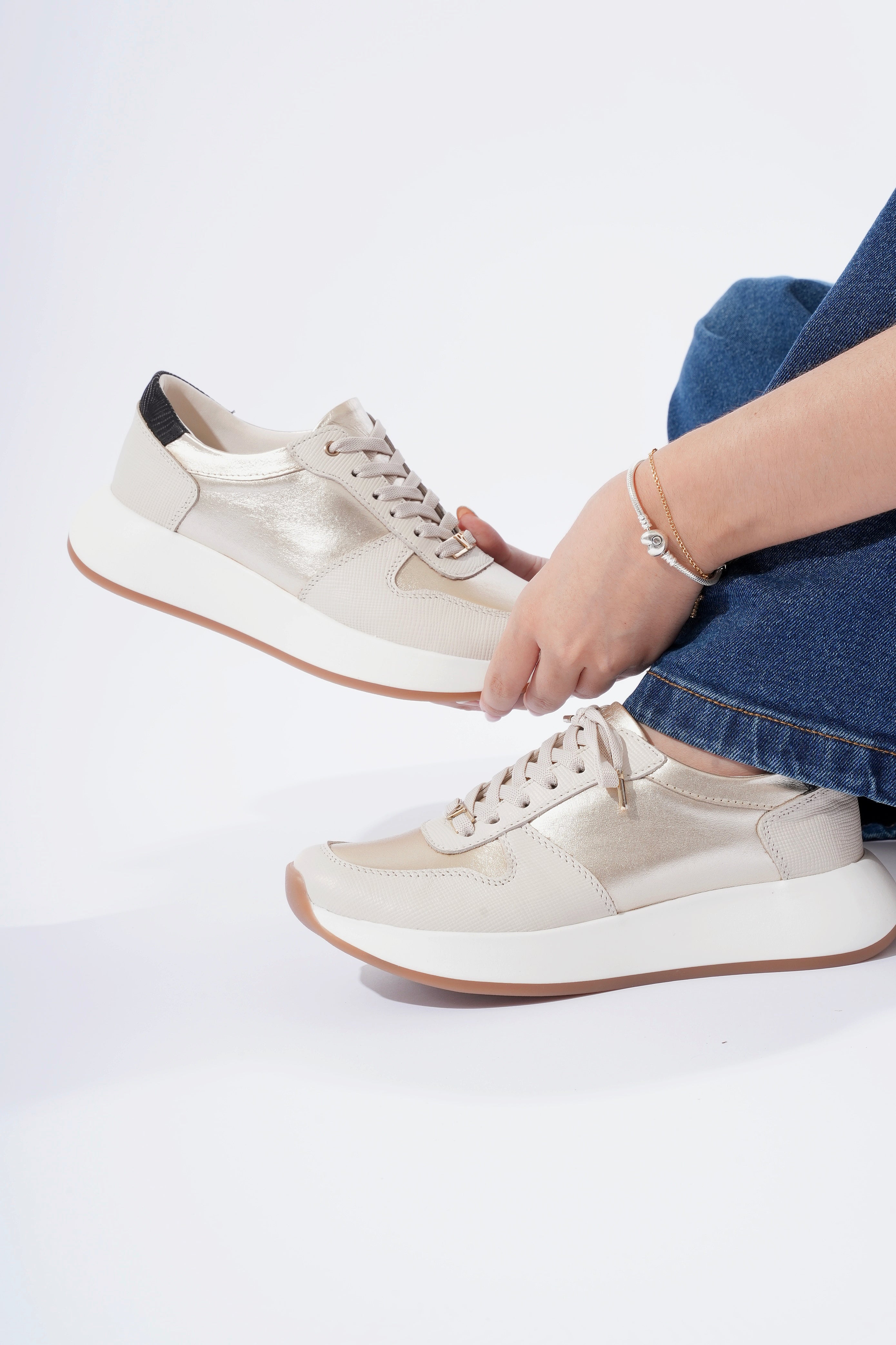 Chanel Arena Oro Tenis de Cuero