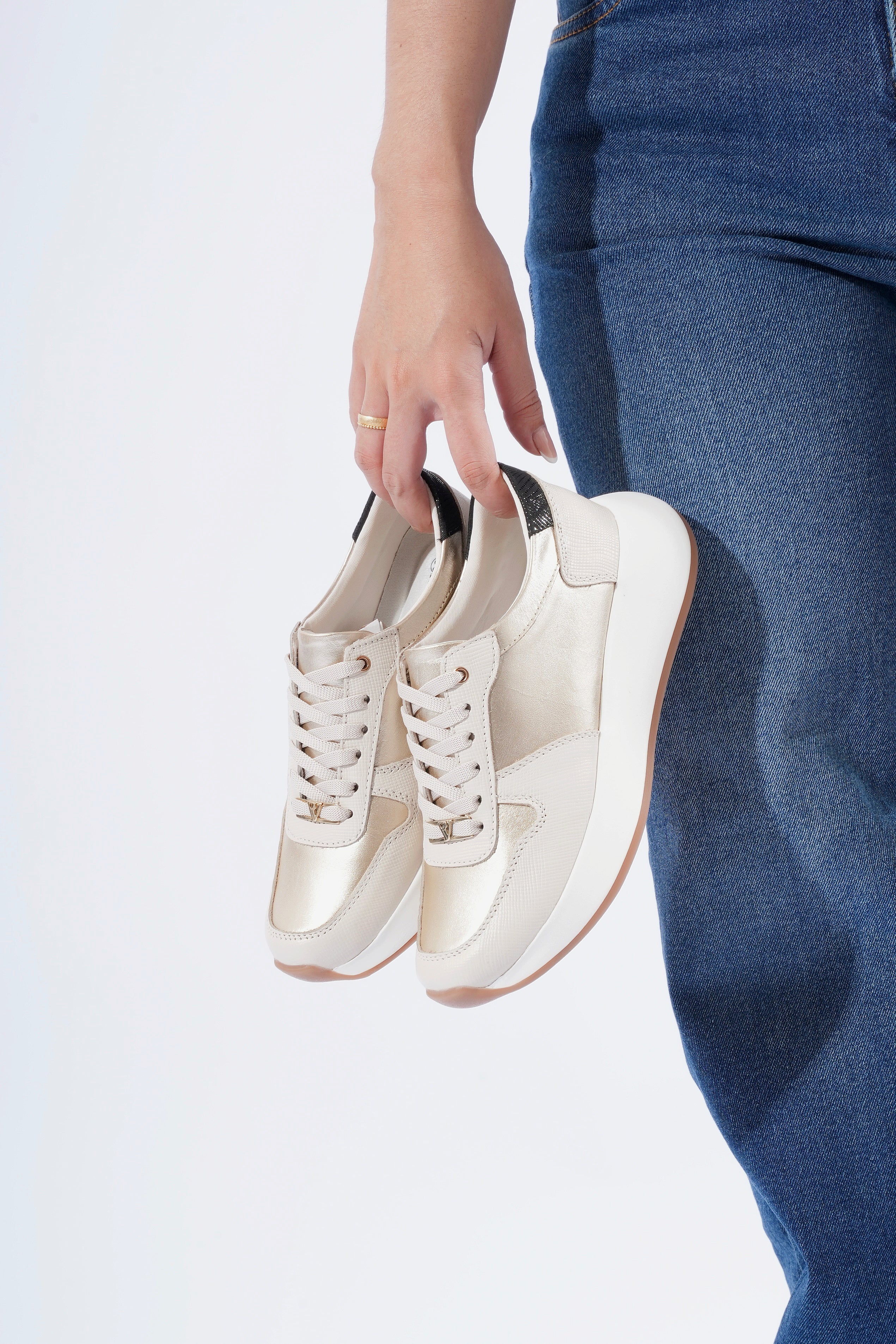 Chanel Arena Oro Tenis de Cuero