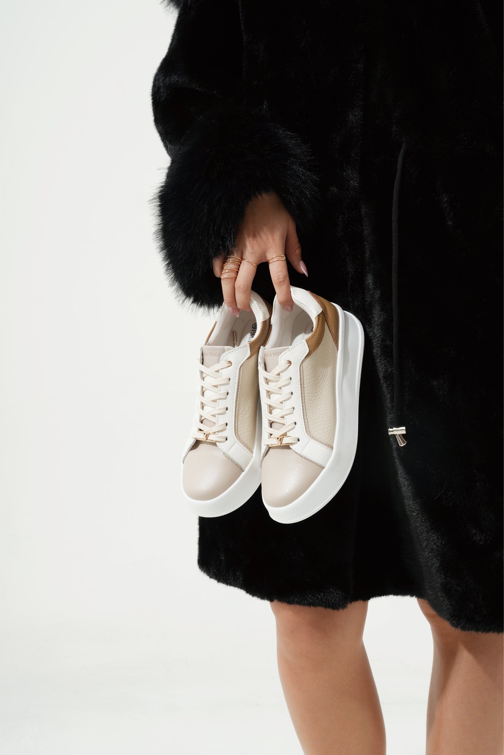 Bonny Taupe Arena Austria Tenis en Cuero