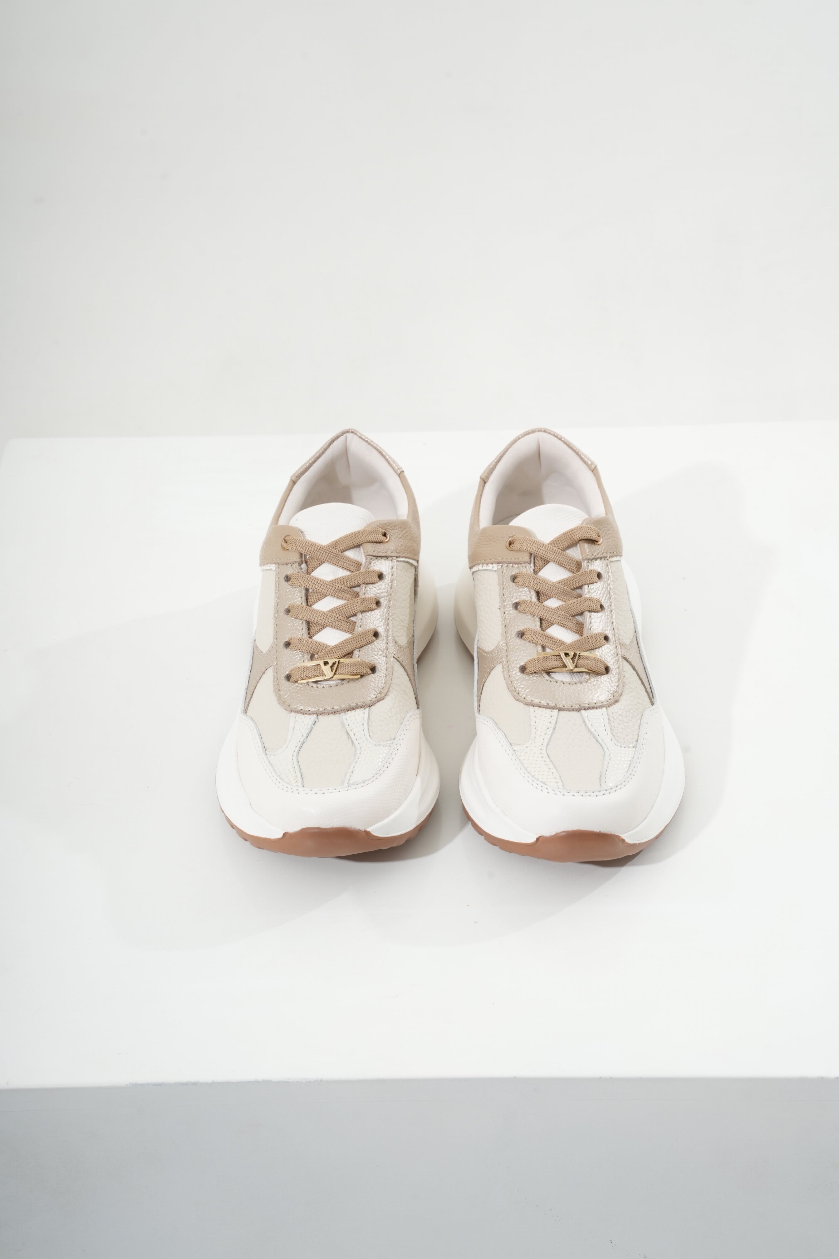 Luciana Toscana Talco Taupe Tenis en Cuero