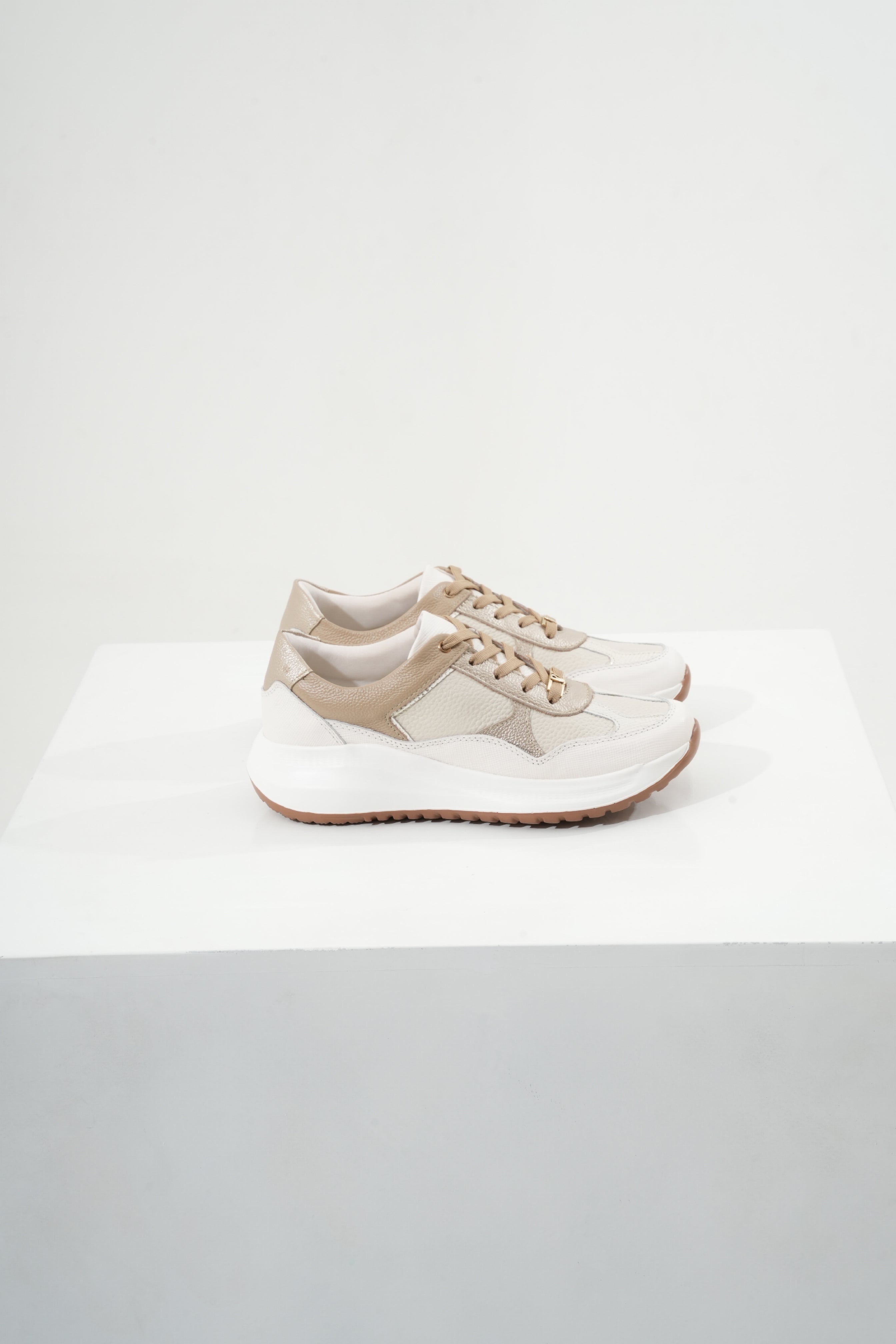 Luciana Toscana Talco Taupe Tenis en Cuero