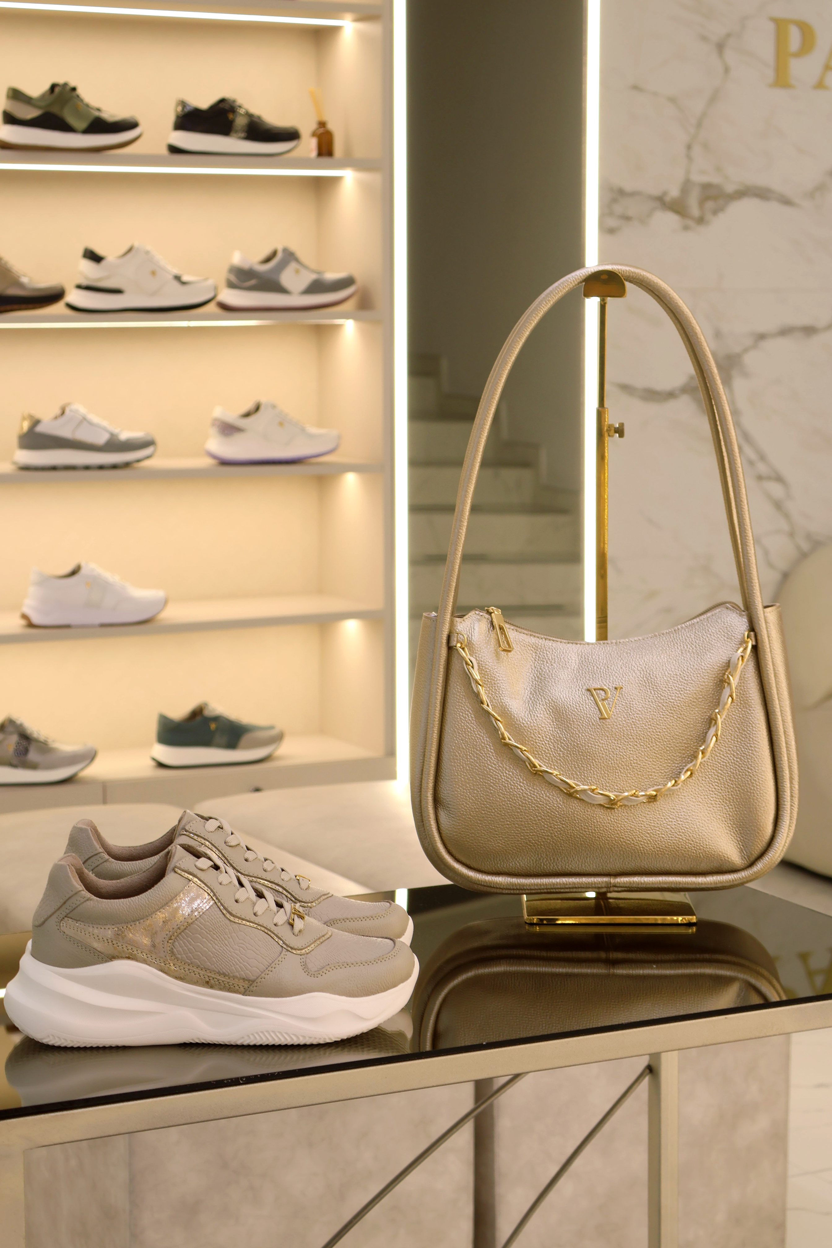 Tenis de cuero Romeo arena folia oro liz