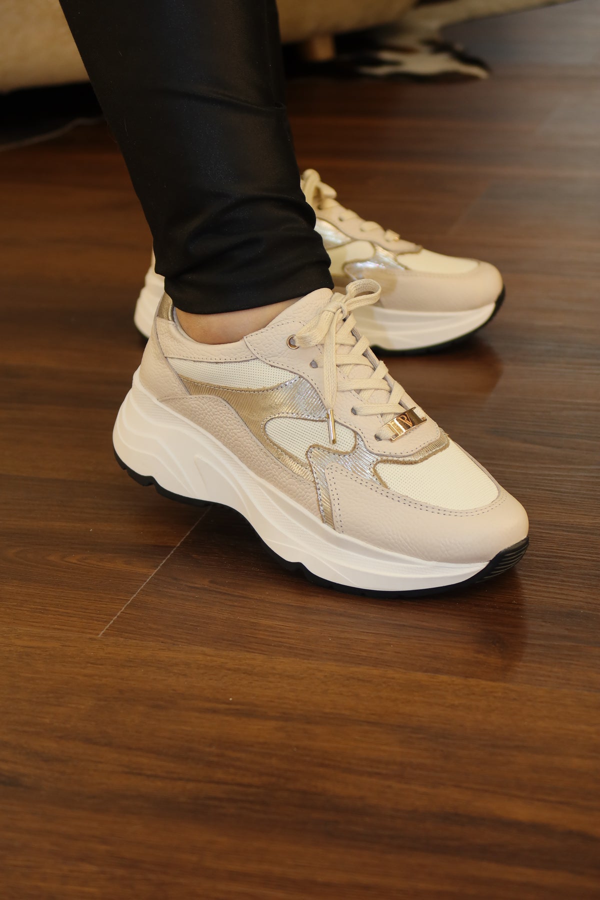 Tenis Samara avena folia oro en cuero