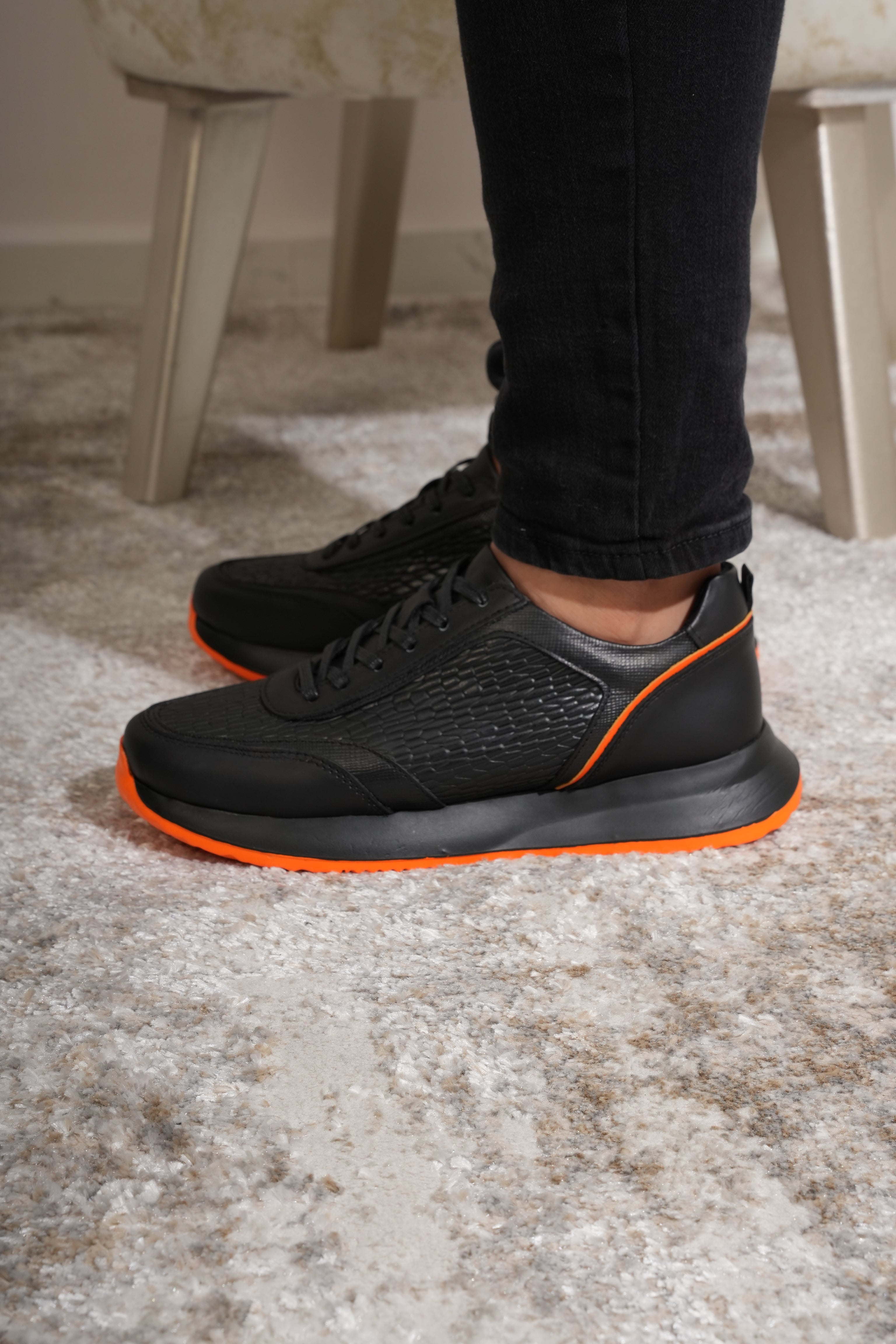 Tenis Origen Negro Naranja en Cuero para hombre