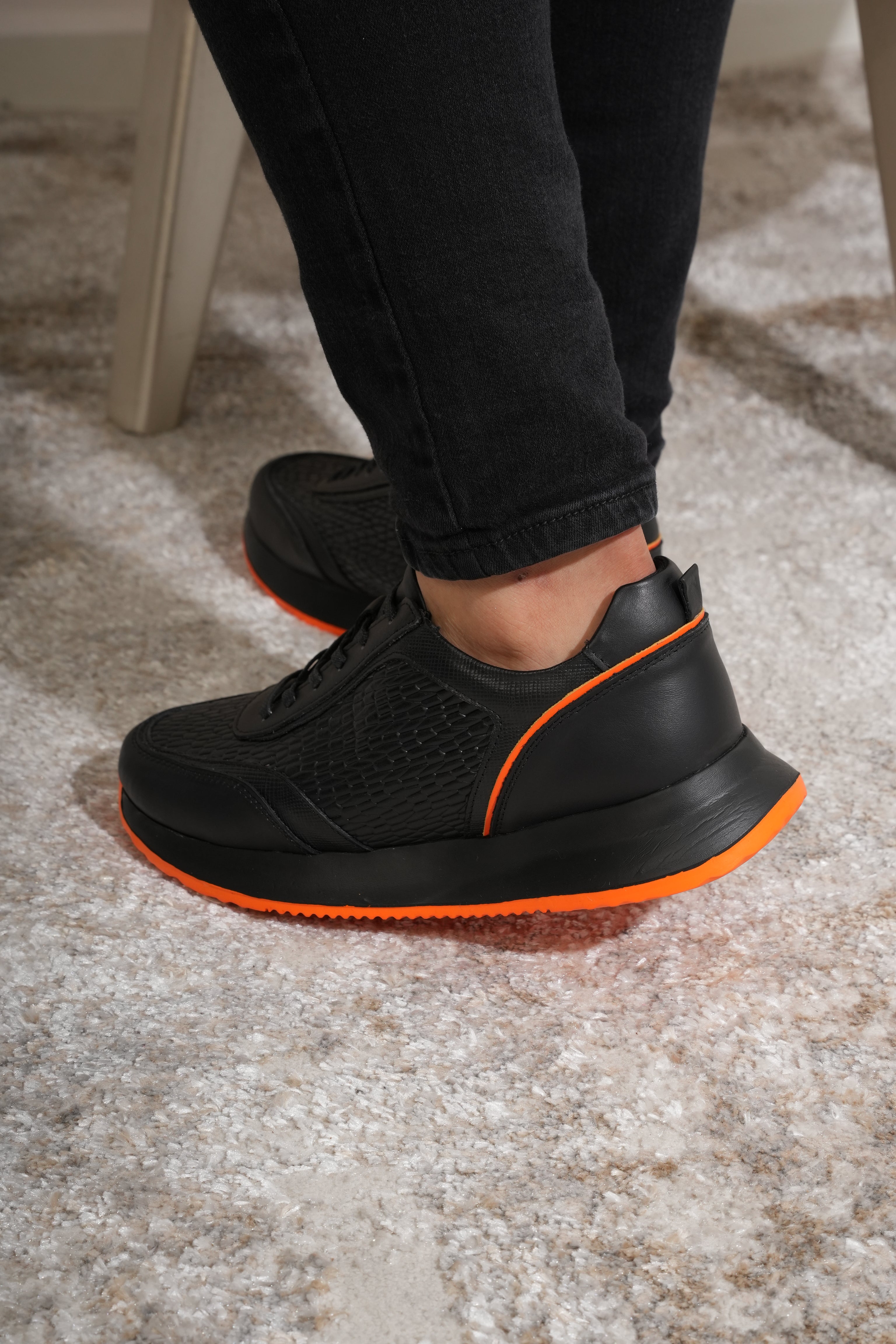 Tenis Origen Negro Naranja en Cuero para hombre