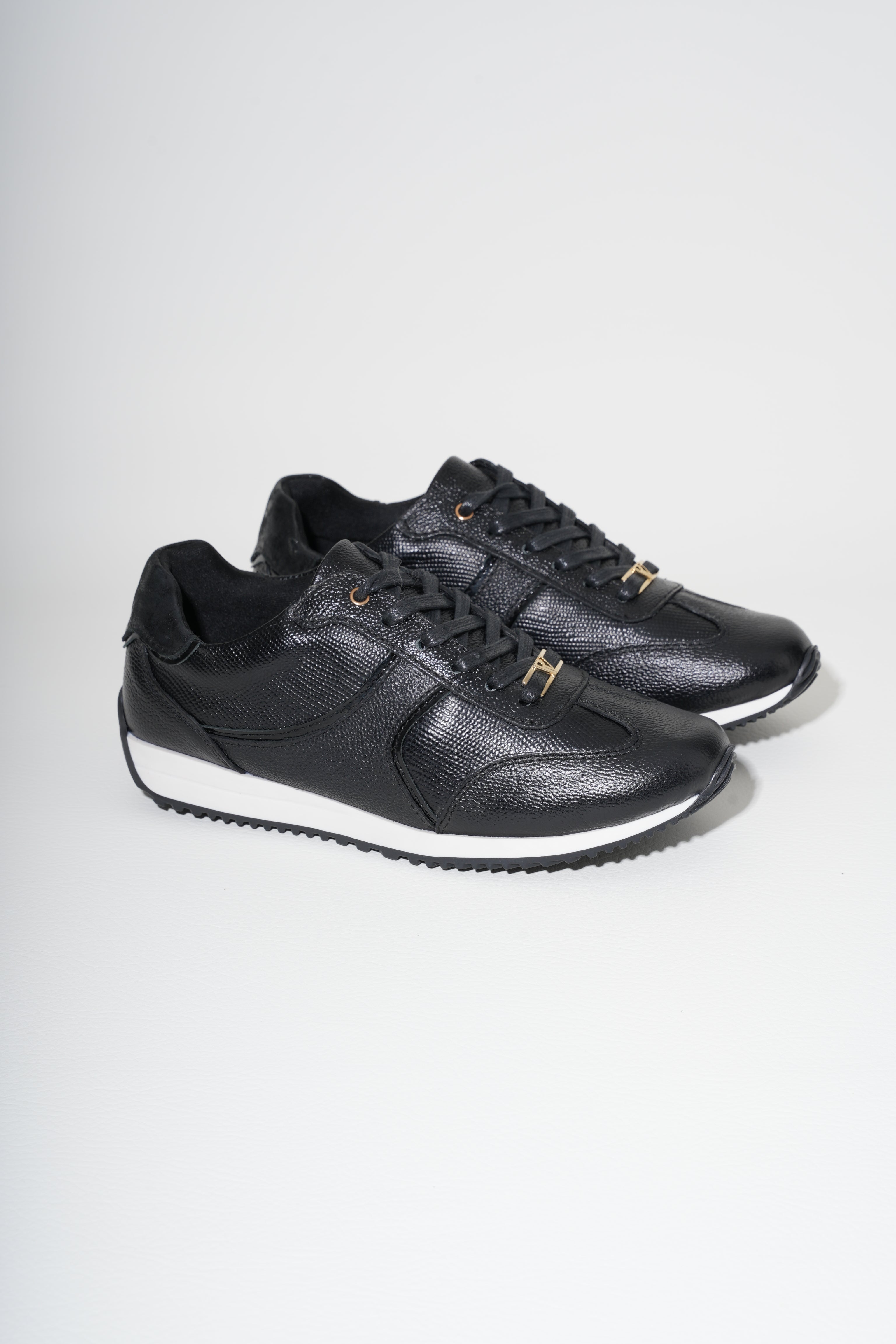 Milán Negro Run Tenis en Cuero