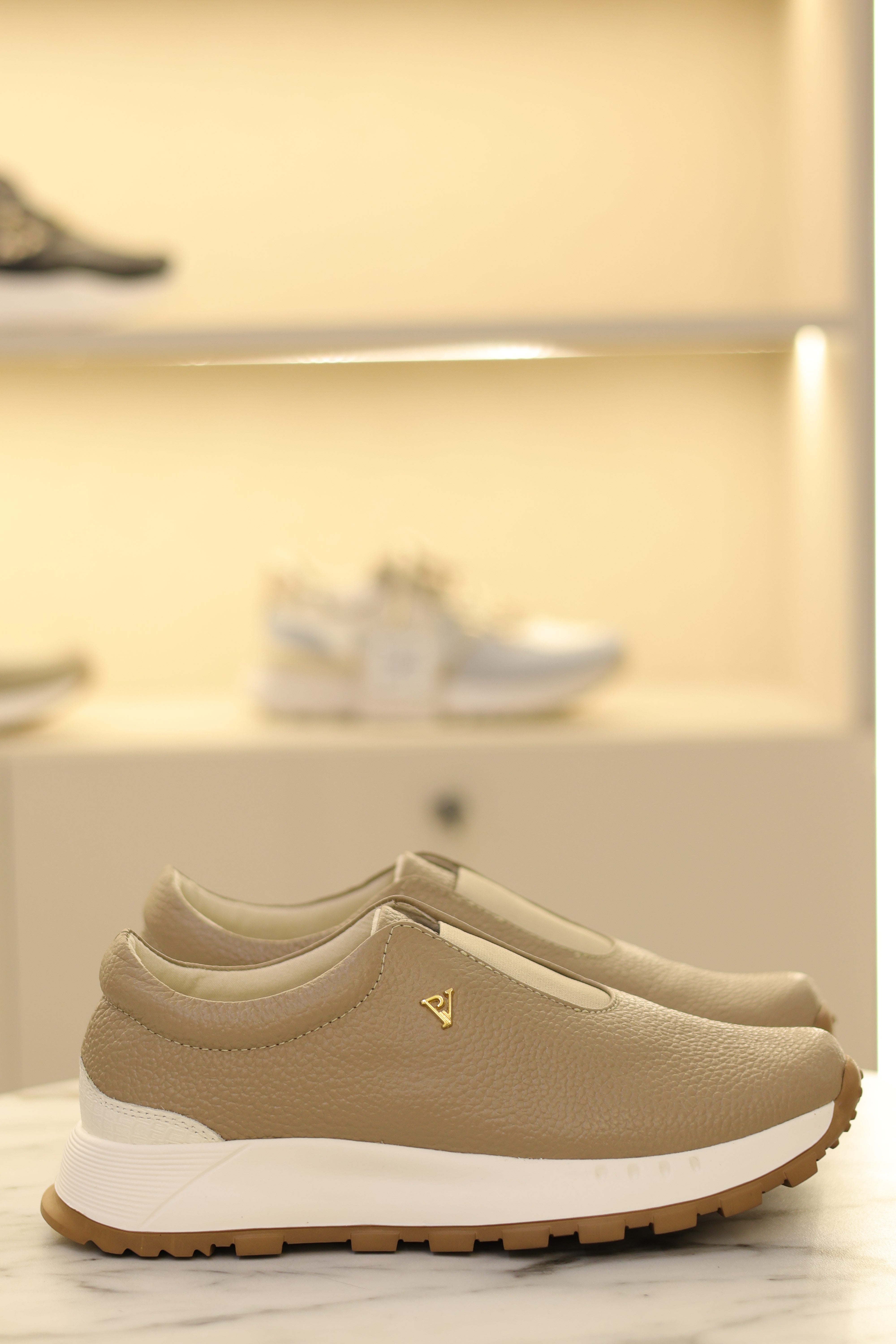 Tenis Helena Taupe en Cuero