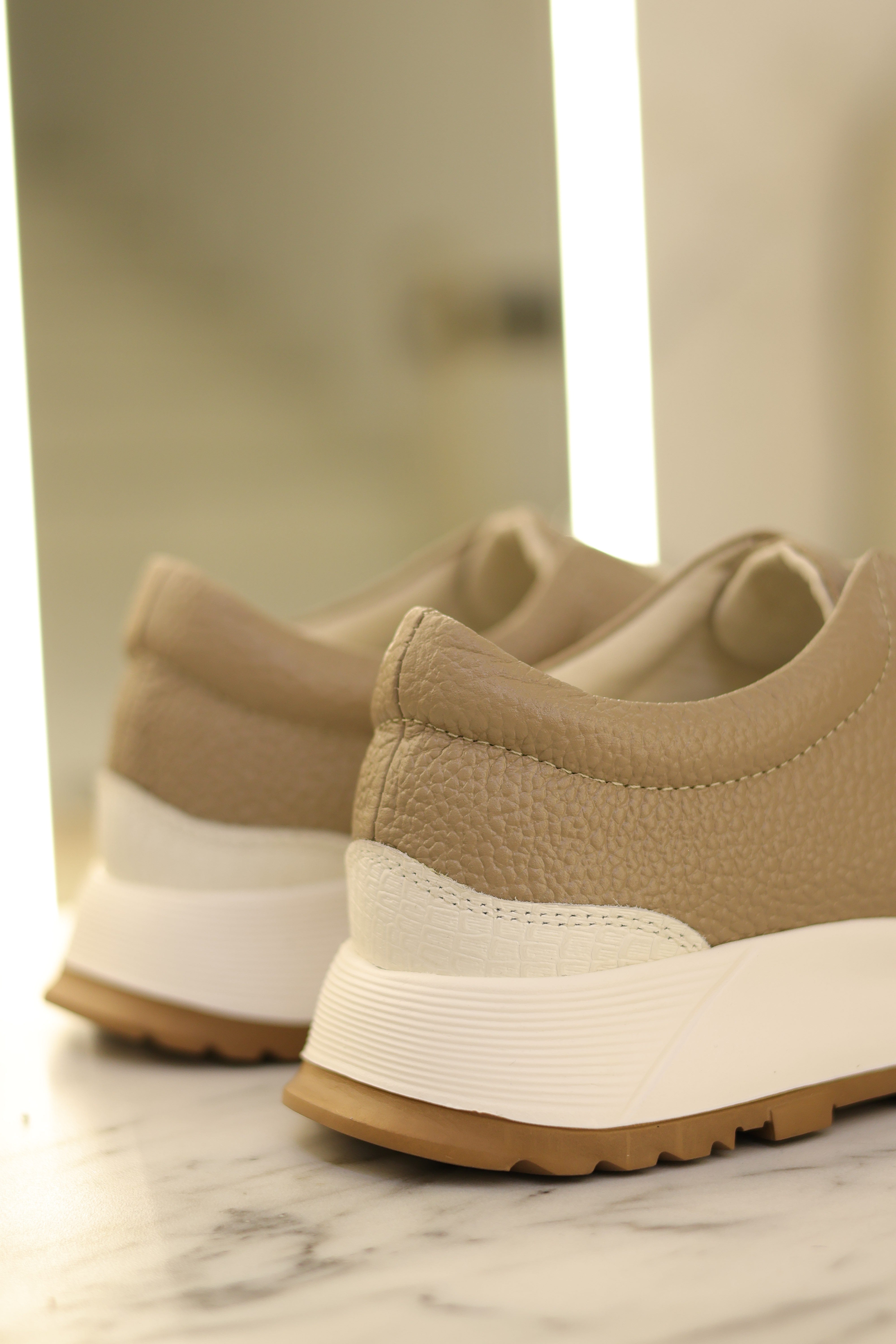 Tenis Helena Taupe en Cuero