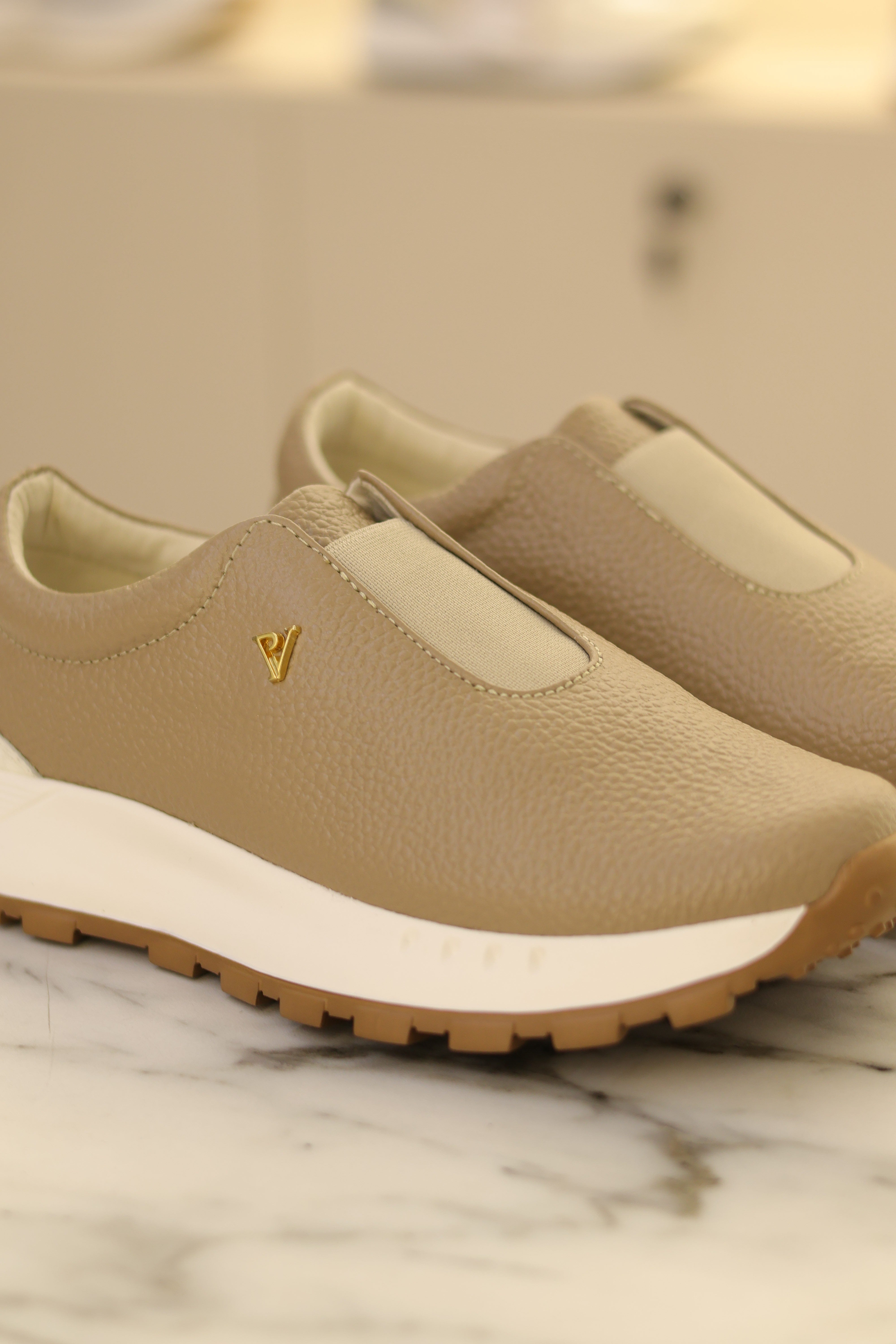 Tenis Helena Taupe en Cuero