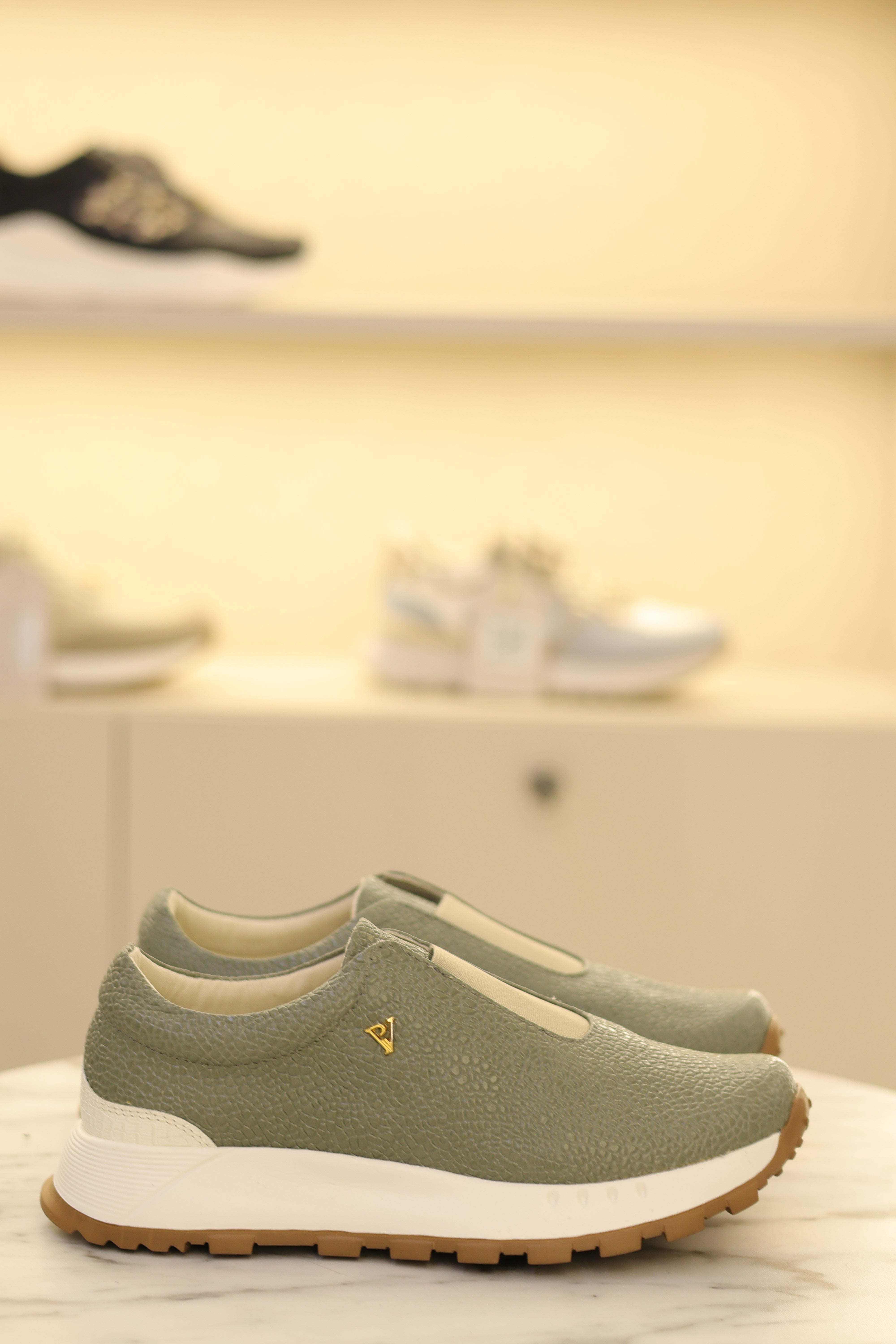 Tenis Helena verde pino en Cuero