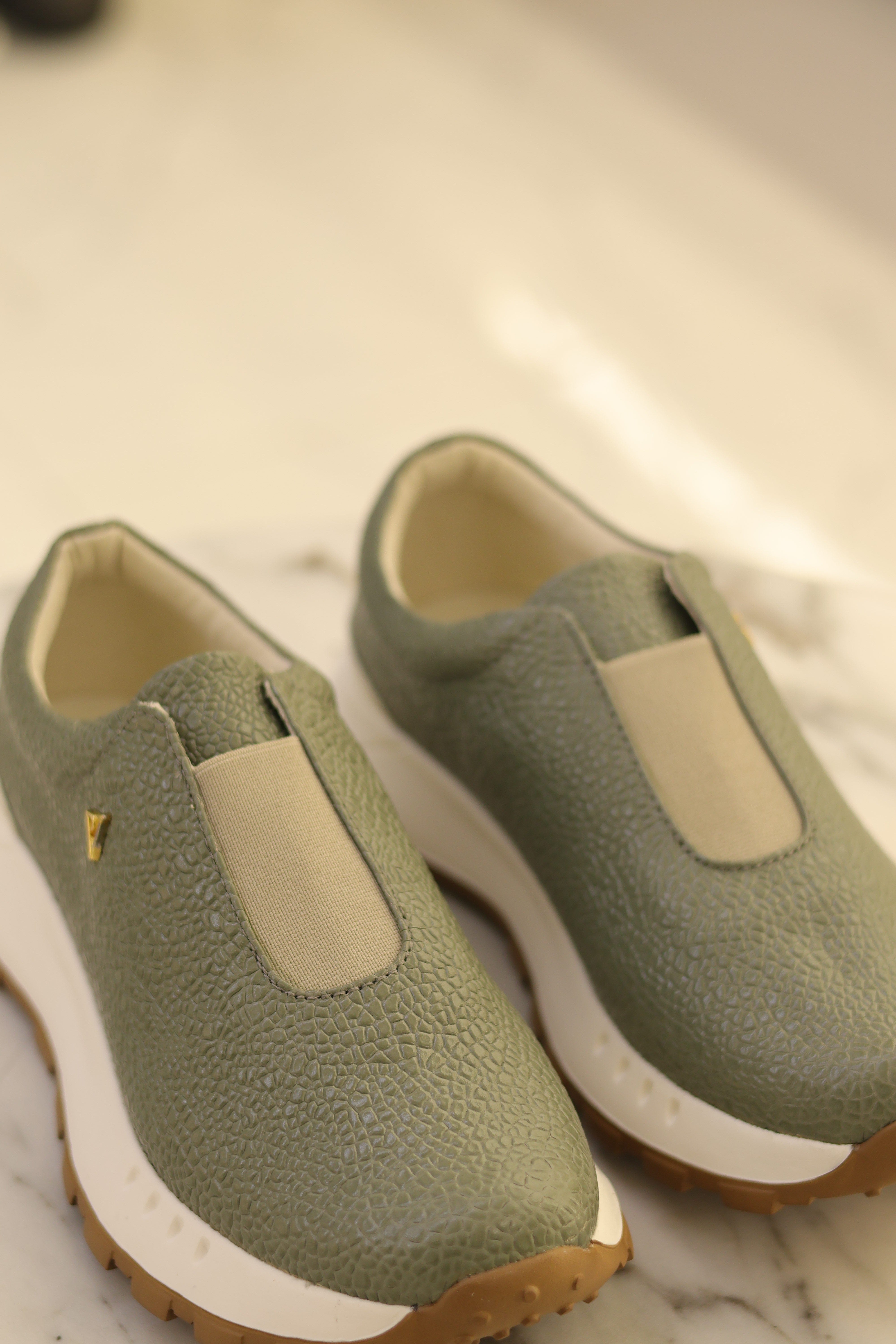 Tenis Helena verde pino en Cuero