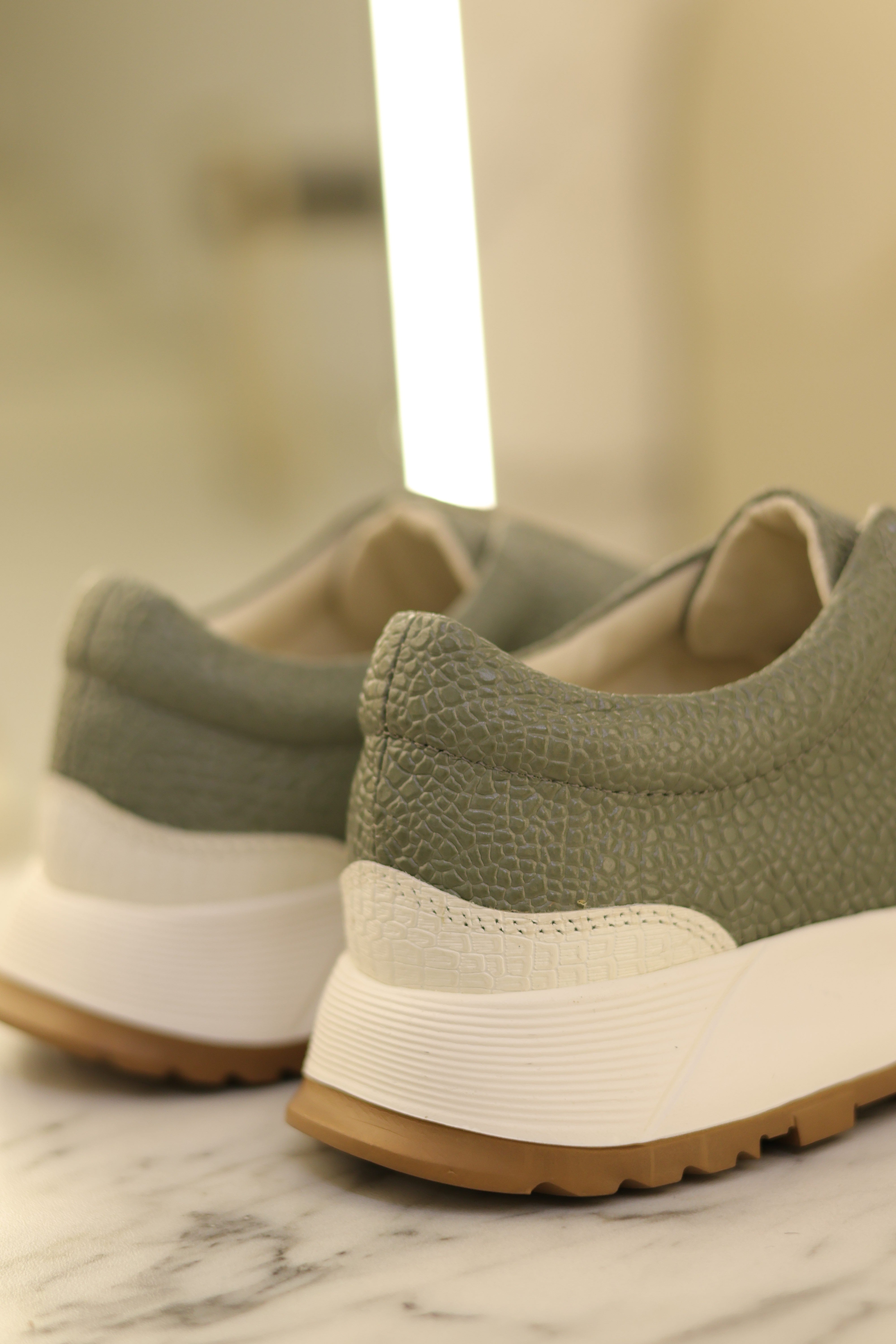 Tenis Helena verde pino en Cuero