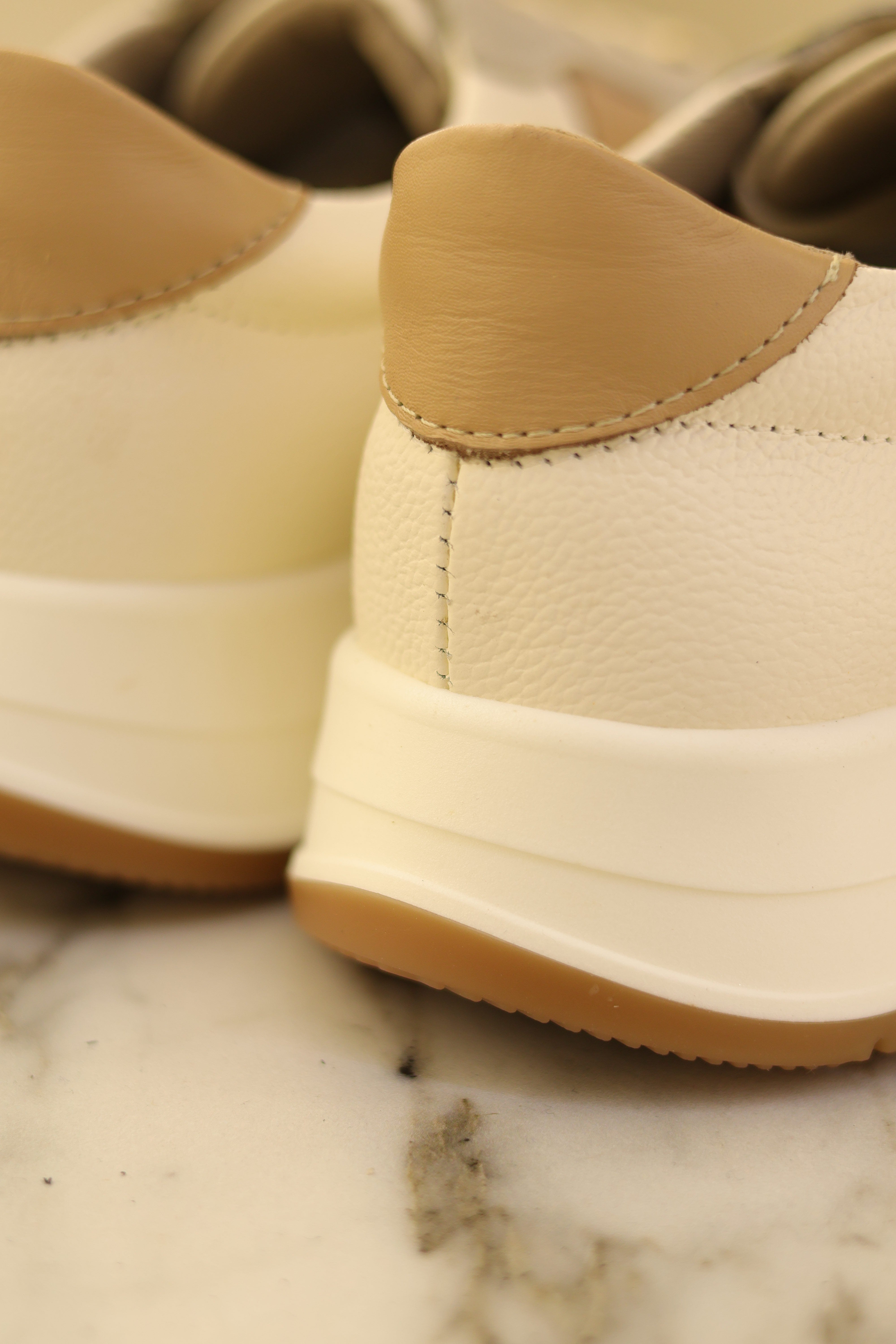 Tenis Oso Talco Macadamia Zafiro en Cuero