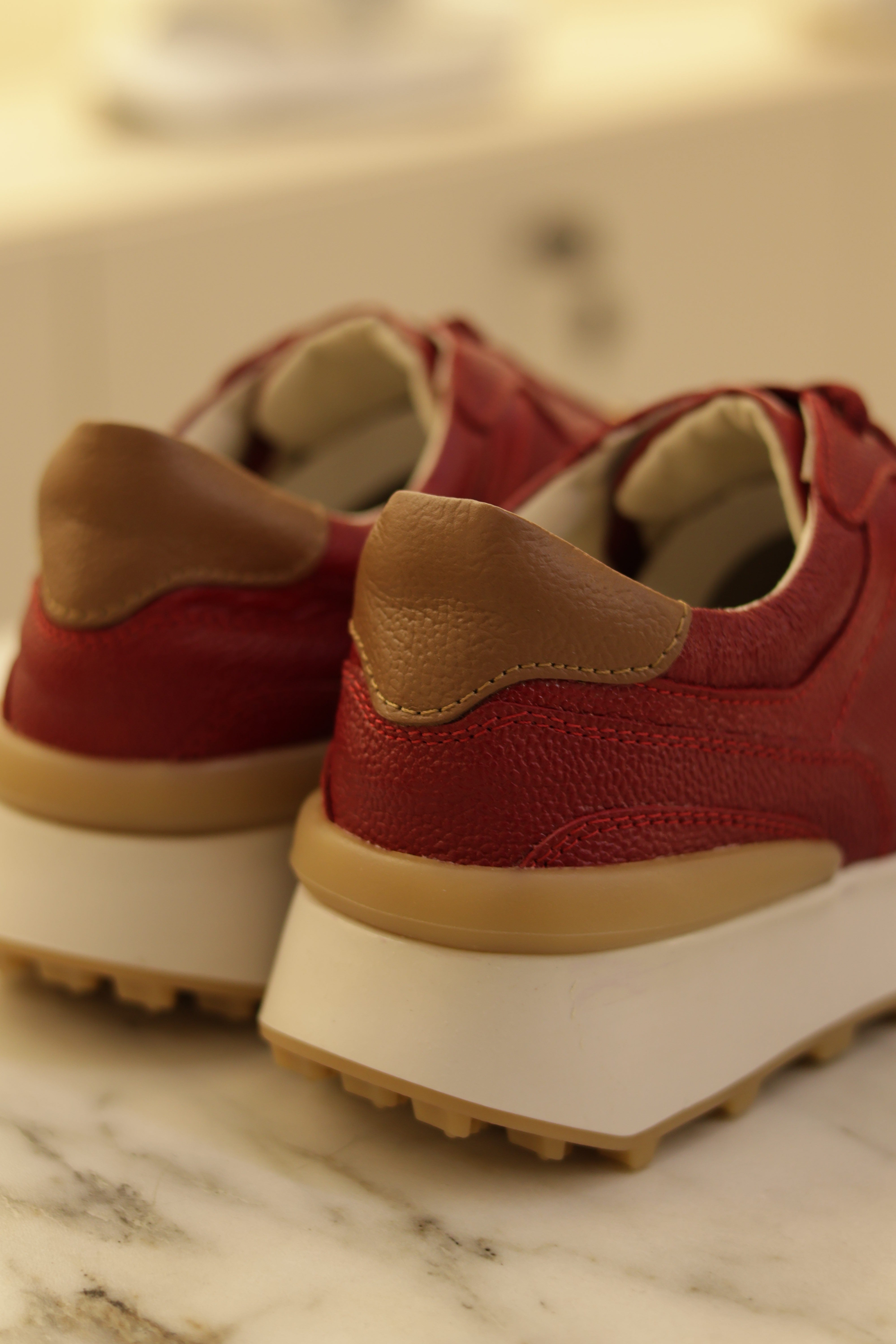 Tenis milu rojo miel en cuero