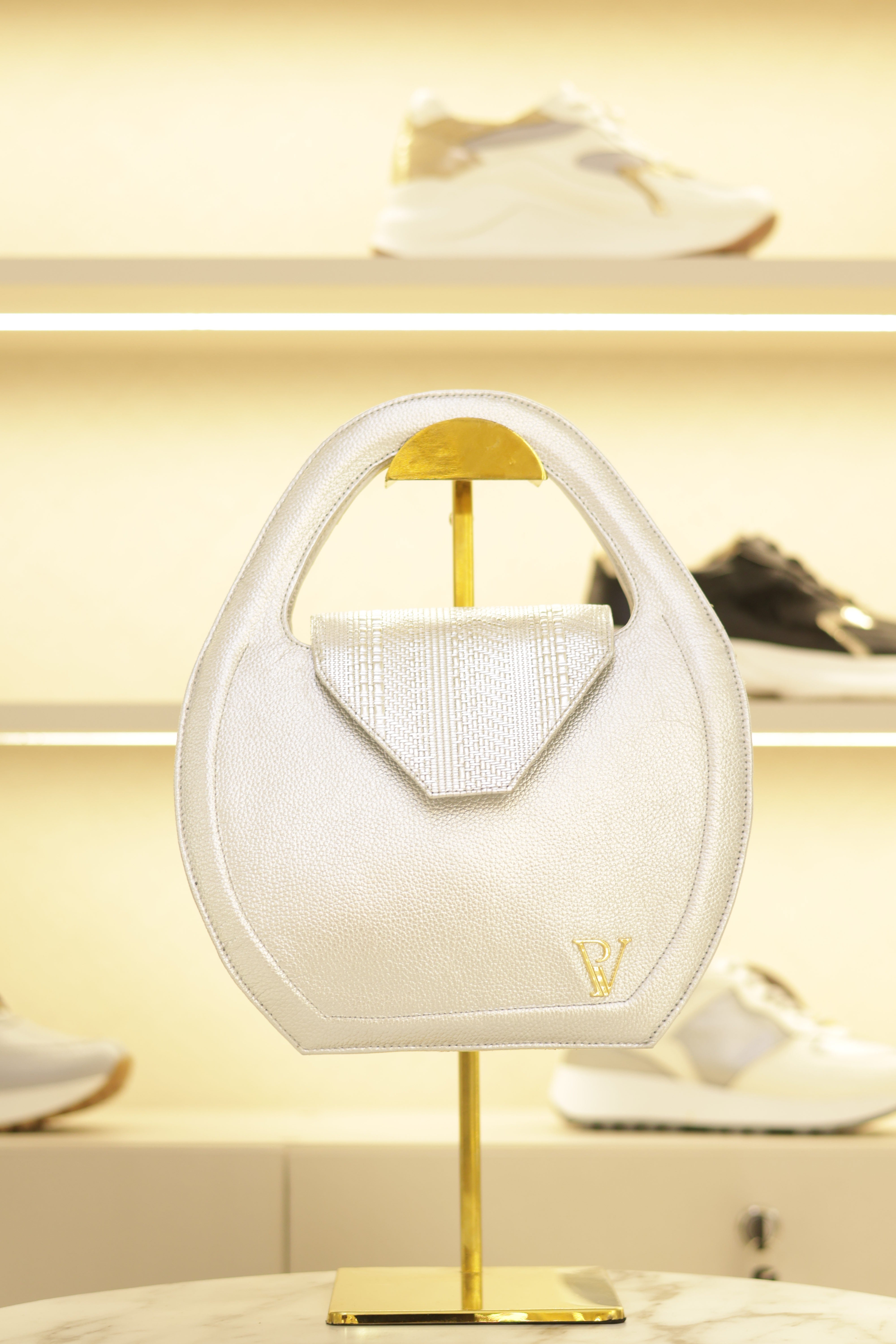 Bolso de cuero plata redondo